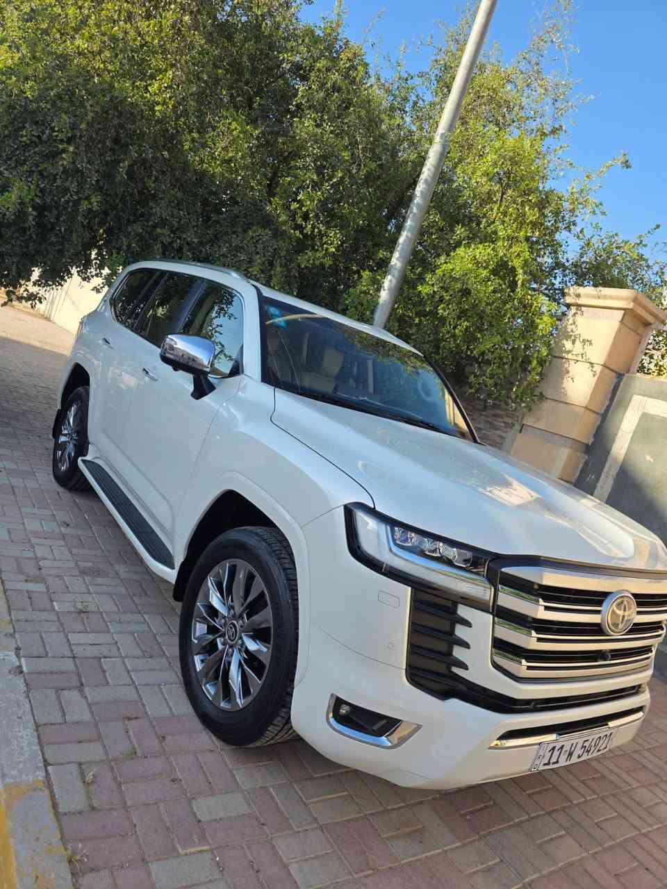 سلام عليكم لاندكروزر موديل 2022 VX  بسعر مناسب  رقم بغداد تحويل مباشر السعر 63500 وبيهه مجال بالخير على المشتري مقدما  عداد الكيلو متر 46 الف سبيرهه منازل مواصفات سياره سلايد رادار توقف ذاتي لايت عدسه متحركه كشن سايق خزن ذاكره تبريد بالكشنات ستيرن كهربائي كشنات كهربائي اماميه وخلفيه 3 شاشات كامرا سماعات JBL سياره فول مواصفات معروفه مواصفات ل VX سياره كفاله من الصبغ ولتبديل …  مكان السياره الرمادي    اي استفسار  ***********
