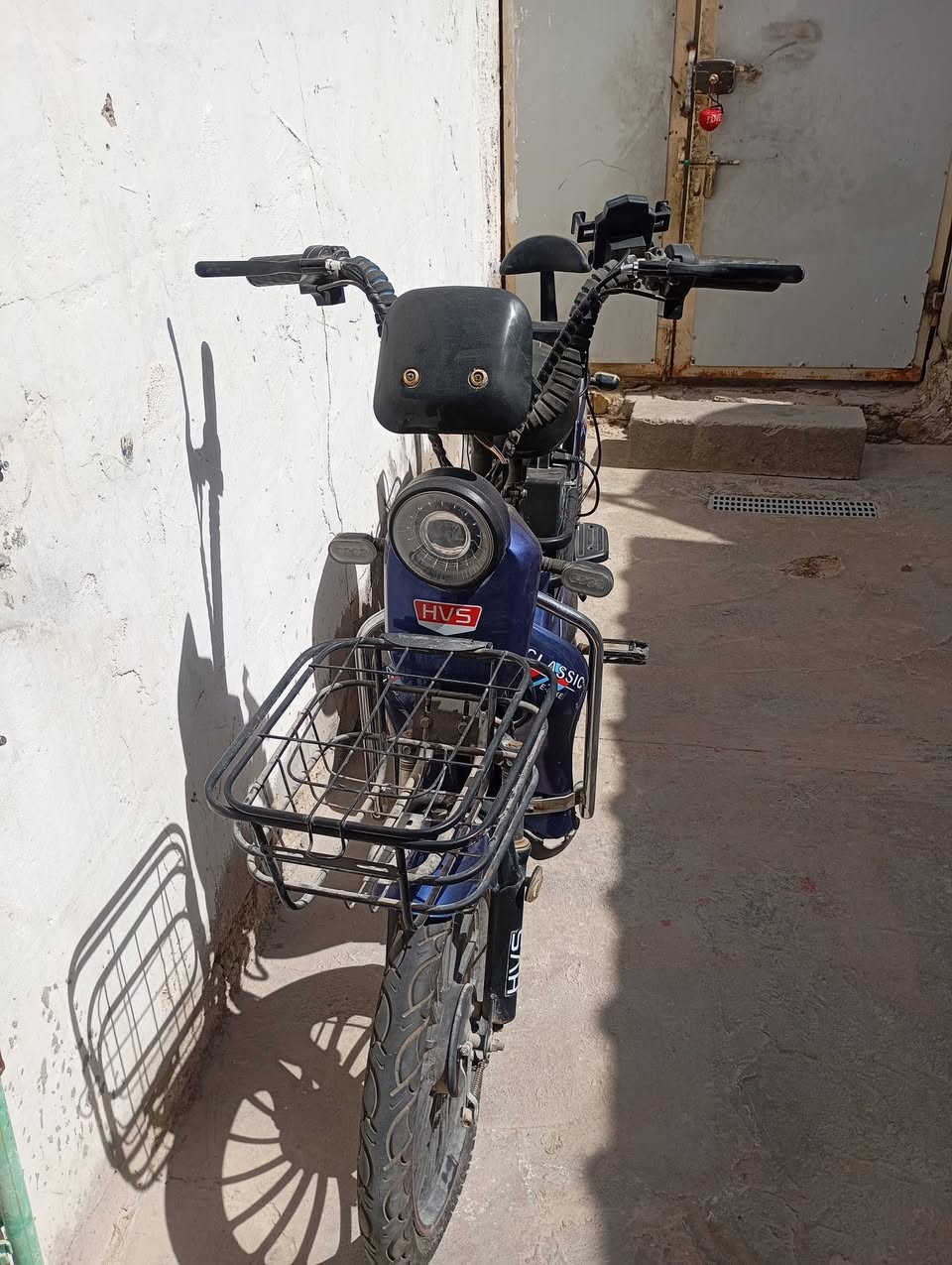 السلام عليكم دراجه شحن للبيع احطها عالشحن تشتغل اوخرها تطفى اللي يريد يدخل خاص  وهذا الرقم ***********
