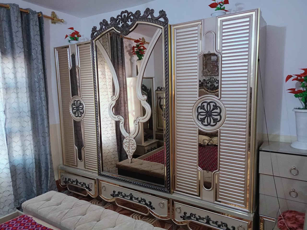 السلام عليكم غرفه لبيع تركي اصلي مكانه الحويجه السعر  مليون 250 وبيه مجال *********** وبيه مجال
