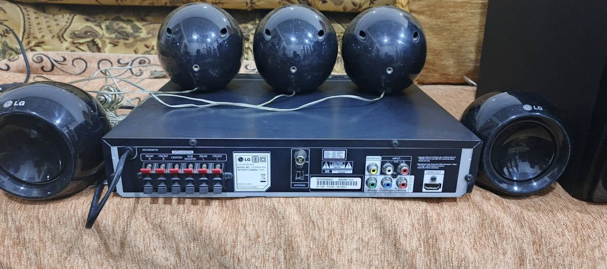 السلام عليكم .
جهاز مسرح منزلي و مضخم هوم سينما سيستم ماركة LG استراد الوكالة . نظام تشغيل حديث 
نظافة ممتازة جدا جدا . بلادي بدون تصليح او ضرر .
القدرة الكلية للجهاز  ٣٠٠ واط  يشغل 6 سماعات
مدرعة مصنوعة من فايبر كاربون غير قابلة للضرر ملحقاته ريمونت تحكم وكيبل HD  .  والتوصيلات…  المواصفات :
مشغل جمیع الاقراص DVD و CD و MP3 يعرض عالشاشة فول HD  
فلاش رام .مشغل صوتي مع خاصية التسجيل المباشر من القرص .
٢ اواكس مضخم صوت لربط النقال او اي جهاز  اخر و يدعم ربط بلوتوث خارجي عالاواكس .
2 فتحة ادخال لربط لاقط مايكرفون .
راديو باحث FM + AM مع خزن قنوات مفضلة .
مع خاصية ايكولايزر للتحكم بنغمة الصوت والتضخيم وتقسيم للسماعات التي تعمل بالنظام المسرحي المحيطي و نظام الاستيريو عالي الوضوح ..شغل الجهاز جدا ممتاز من علو بالصوت وتضخيم دمام قوي ..صوته واضح و مجسم .
 شغله ممتاز بمعنئ الكلمة .و صوته قوي و مجسم
السعر   ٩٠  الف نهائي اخوان من الاخير .
واسأل عن سعر الجديد بالوكالة .
للاستفسار او المراسلة عالخاص بلا زحمة او 
*********** البصرة . موجود توصيل شركة .
