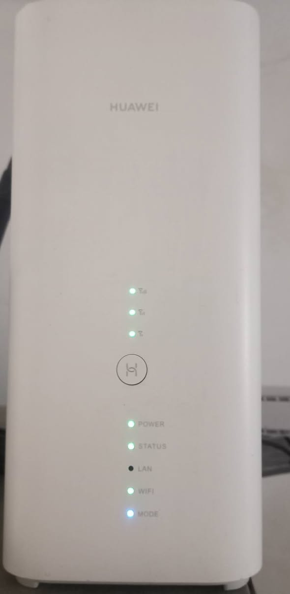 للبيع راوتر هواوي جوكر ..اسيه ..اثير.. كورك 

Huawei B818-260

،من أفضل راوترات الـ4G  من هواوي. معلوماته 

يمكن استخدامه مع الإنترنت الضوئي ممتاز جدا مع Ftth

🔹 الاسم والموديل

Huawei B818-260

راوتر منزلي يدعم شريحة اتصال (SIM)

🔹 الشبكة والسرعة

يدعم 4G LTE Cat 19

سرعة تحميل نظرية تصل إلى 1.6 جيجابت/ث

سرعة رفع تصل إلى 150 ميجابت/ث

يدعم تجميع الترددات (Carrier Aggregation) لتحسين السرعة والثبات

🔹 الواي فاي

Wi-Fi 5 (802.11ac)

ثنائي النطاق:

2.4GHz

5GHz

سرعة واي فاي إجمالية تصل إلى 1300 Mbps

يدعم ربط عدد كبير من الأجهزة (64 متصل )

🔹 المنافذ والاتصال

2 × منفذ LAN جيجابت

1 × منفذ LAN / WAN

منفذ RJ11 (للهاتف – حسب التفعيل)

منفذين هوائي خارجي TS-9 لتحسين الإشارة

شريحة micro-SIM 

🔹 الإدارة والإعداد

الدخول للإعدادات عبر:

192.168.8.1

اسم المستخدم: admin

يدعم:

تغيير التردد يدويًا

تثبيت تردد

DMZ / Port Forwarding

Bridge Mode (بحدود)

🔹 الاستخدام المثالي

✔ مناسب : سعر ٨٠ هو توصيل وتساب ***********

الإنترنت المنزلي

المشاهدة بجودة عالية (Netflix / YouTube 4K)
