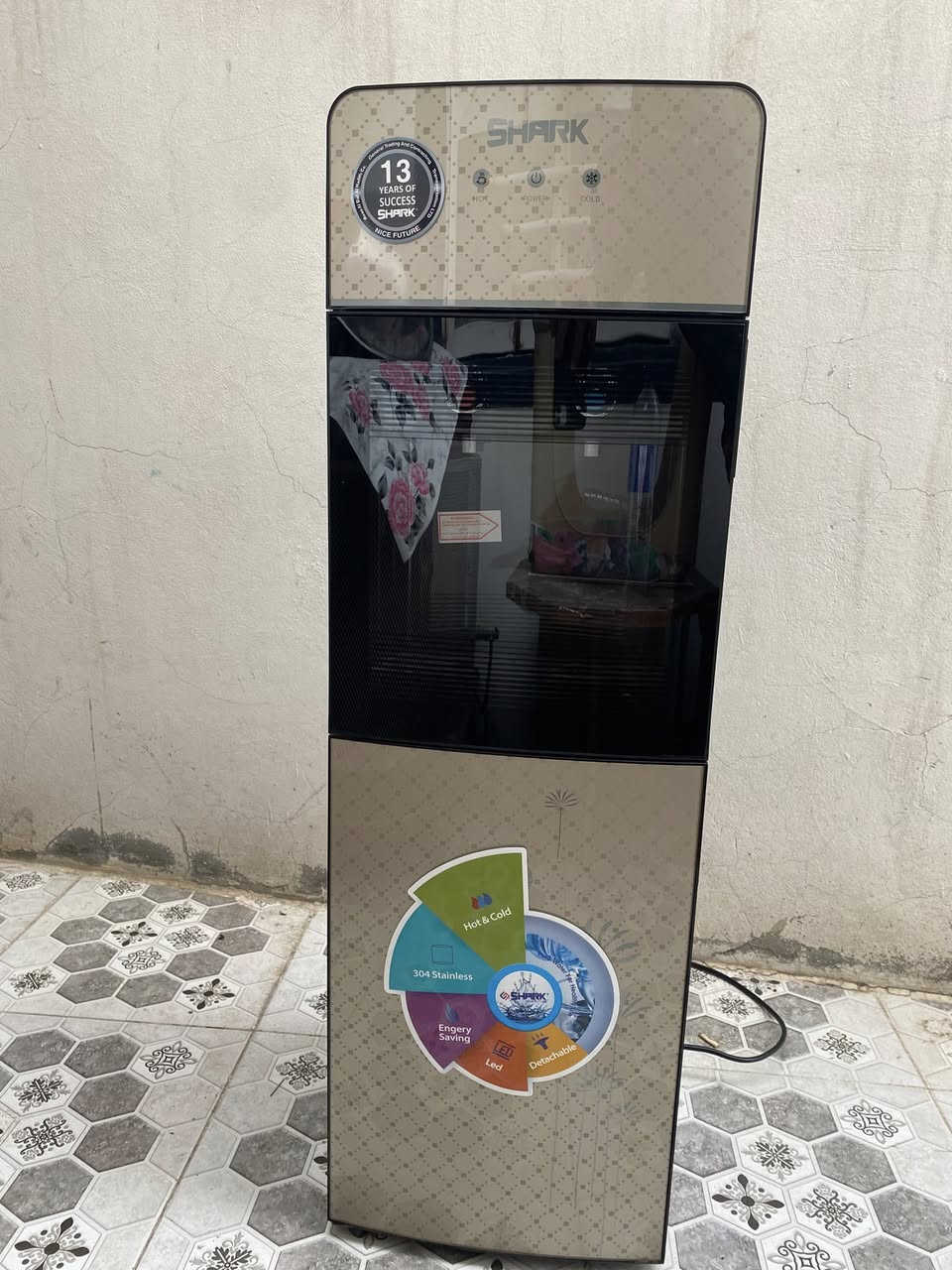 السلام عليكم براد نضيف الكل شغال حار وبارد مستخدم اسبوع اخو الجديد السعر 125 وبي مجال حك الجية مكان بعقوبة رقم ***********
