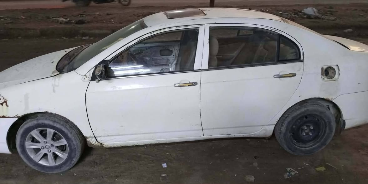 ليفان 13 رقم دولي قادسية
السعر 30 
مكاني ديوانية 
محرك وكير عادي ... خير من الله 
كهربائيات ...

رقمي ***********
