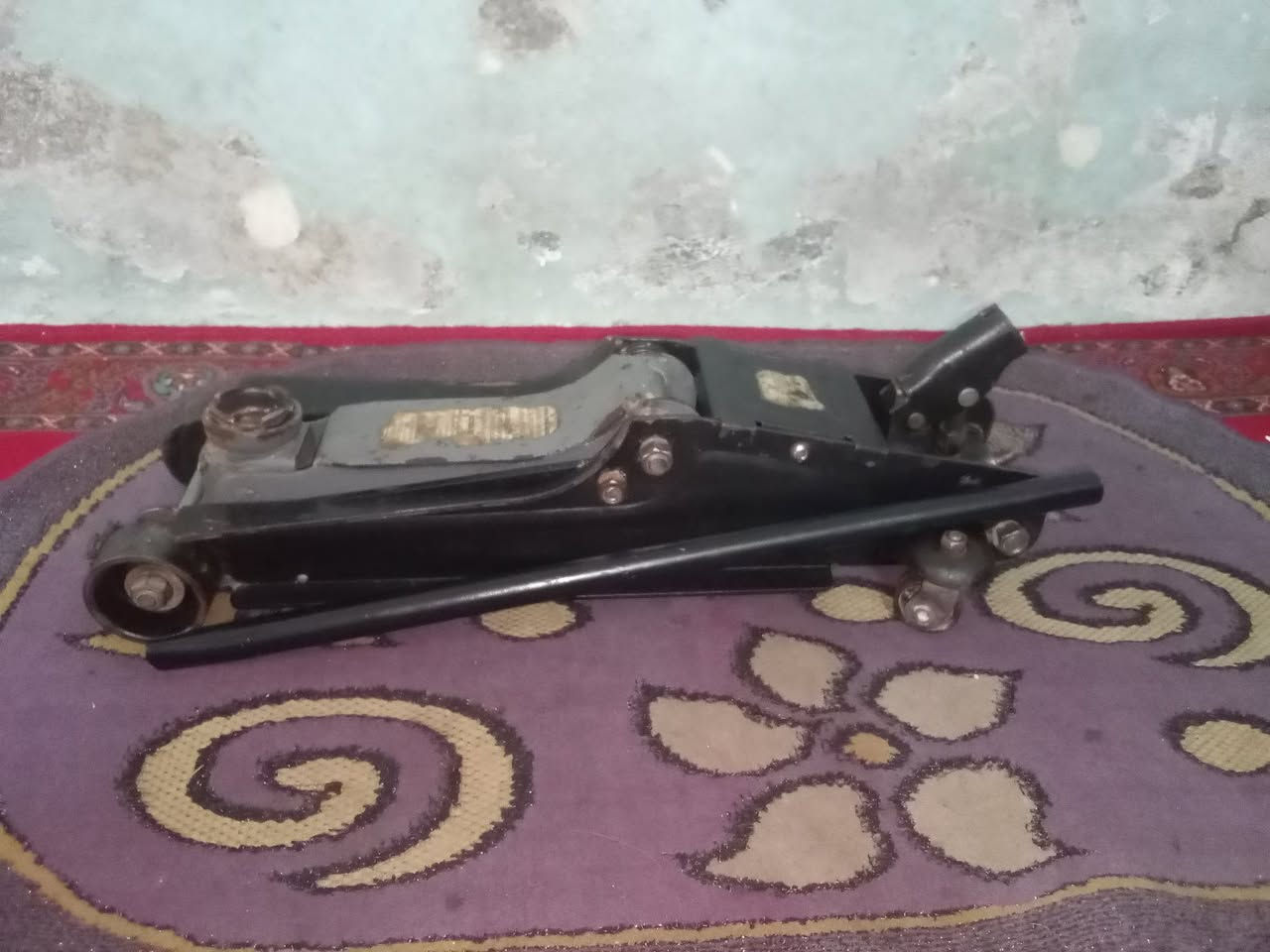 يوجد توصيل لكافه المحافظات 
جك عربانه تمساح 2 ونص طن شغال وعل الفحص باب اول اصلي السعر 50 الف المكان بغداد ***********
