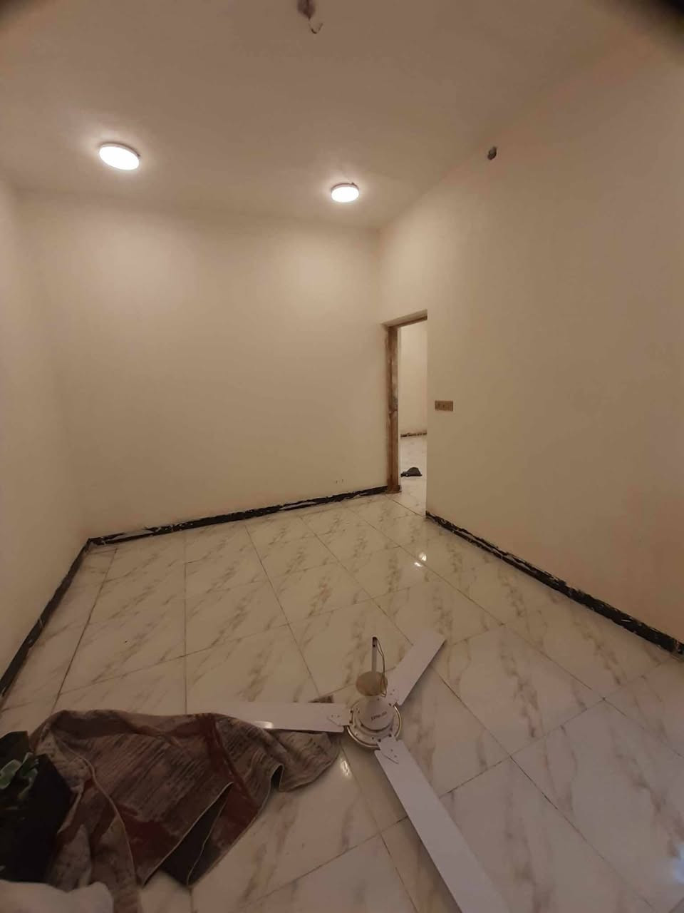 بيت للبيع #اقساط و #نقد بمساحة 100 متر مربع يحتوي على غرفتين وصالة ومطبخ وصحيات داخلية وخارجية وسطح
بناء بلوك أساس صب كونكريت وسقف صب كونكريت 
النجف كوفه شارع المعمل داخل شارع السبيس الكوفة 
🔻شارعة تبليط للباب 🔺
#السعر 30 نقد 
#بلاقساط بمقدمة 10 وفما فوق 
للاستفسار الاتصال بمكتب الفهد للعقار *********** 
امانة الله بلغو من طرفي حلا سيف
