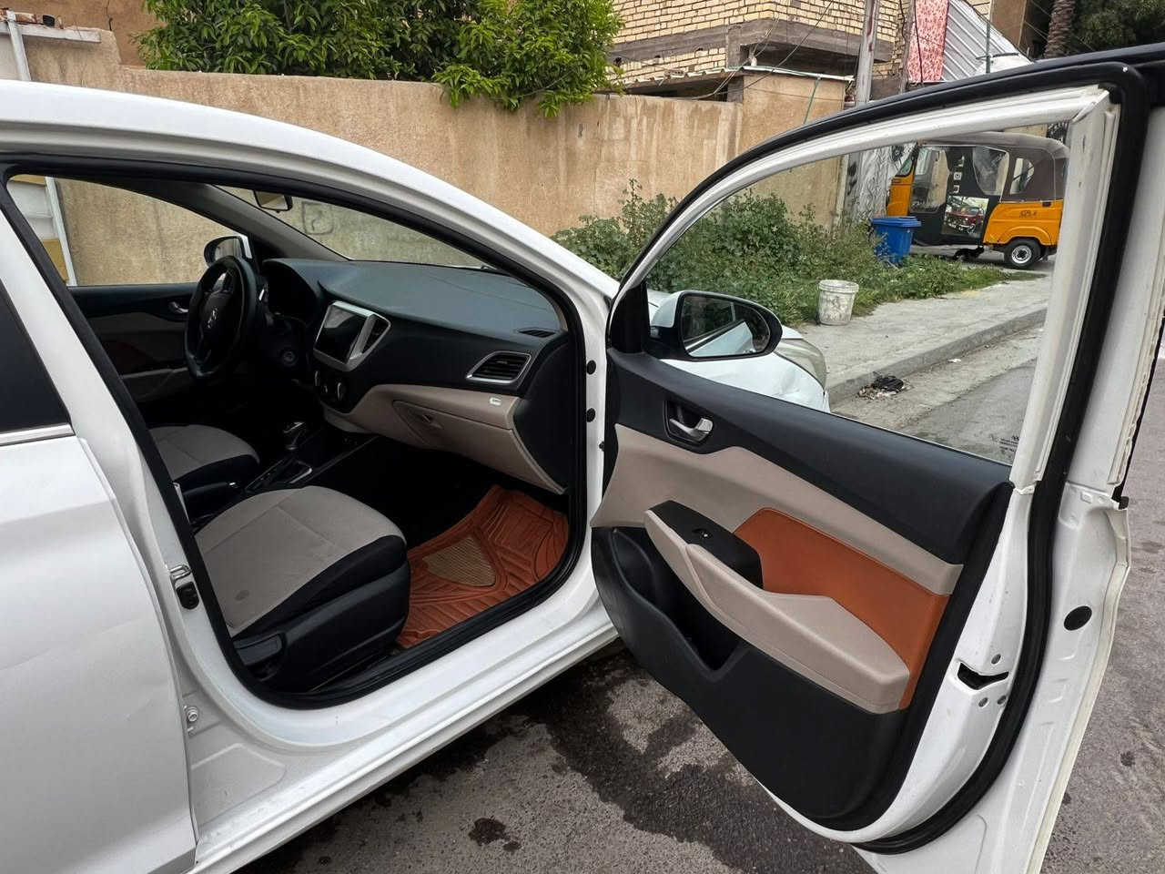 اكسنت  2020 خليجي فتحة سقف ماشية 80 بيها صبغ باب عكس السايق الامامي ونص الجاملغ وسونار موجود اذا تحب السعر 115  بغداد حي العامل 
***********
