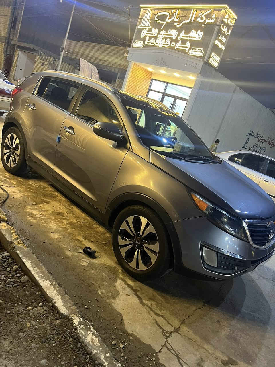 السلام عليكم للبيع كيا سبورتج موديل ٢٠١٣ فول مواصفات sx  
١. بصمه 
٢. ⁠بانوراما 
٣. ⁠كشنات جلد 
٤. ⁠شاشه اندرويد 
٥. ⁠كامره اماميه 
٦. ⁠كشنات تدفئه تبريد 
٧. ⁠مانع انزلاق 
٨. ⁠تبريد شاشه ❄️ 
٩. ⁠فول تحكم ستيرن 
١٠. ⁠حساسات 
سياره جاهزه ما تصرف عليها دينار رقم جديد مكانها الغزاليه نهايه شارع البداله بيها مكانات صبغ أبيع حزام شرط بدون دواخل لا شواصي ولا لغود للاتصال *********** السعر 110 وبيها مجال شي قليل
