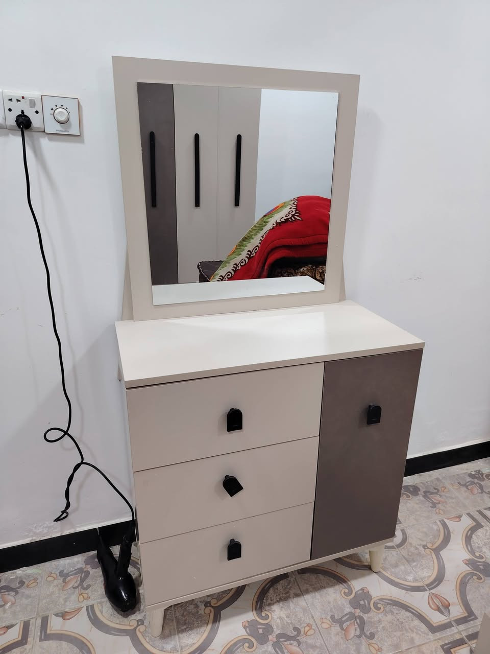 السلام عليكم غرفه جديده مستخدمه 3 أشهر مكاني بغداد الحسينية  ***********
