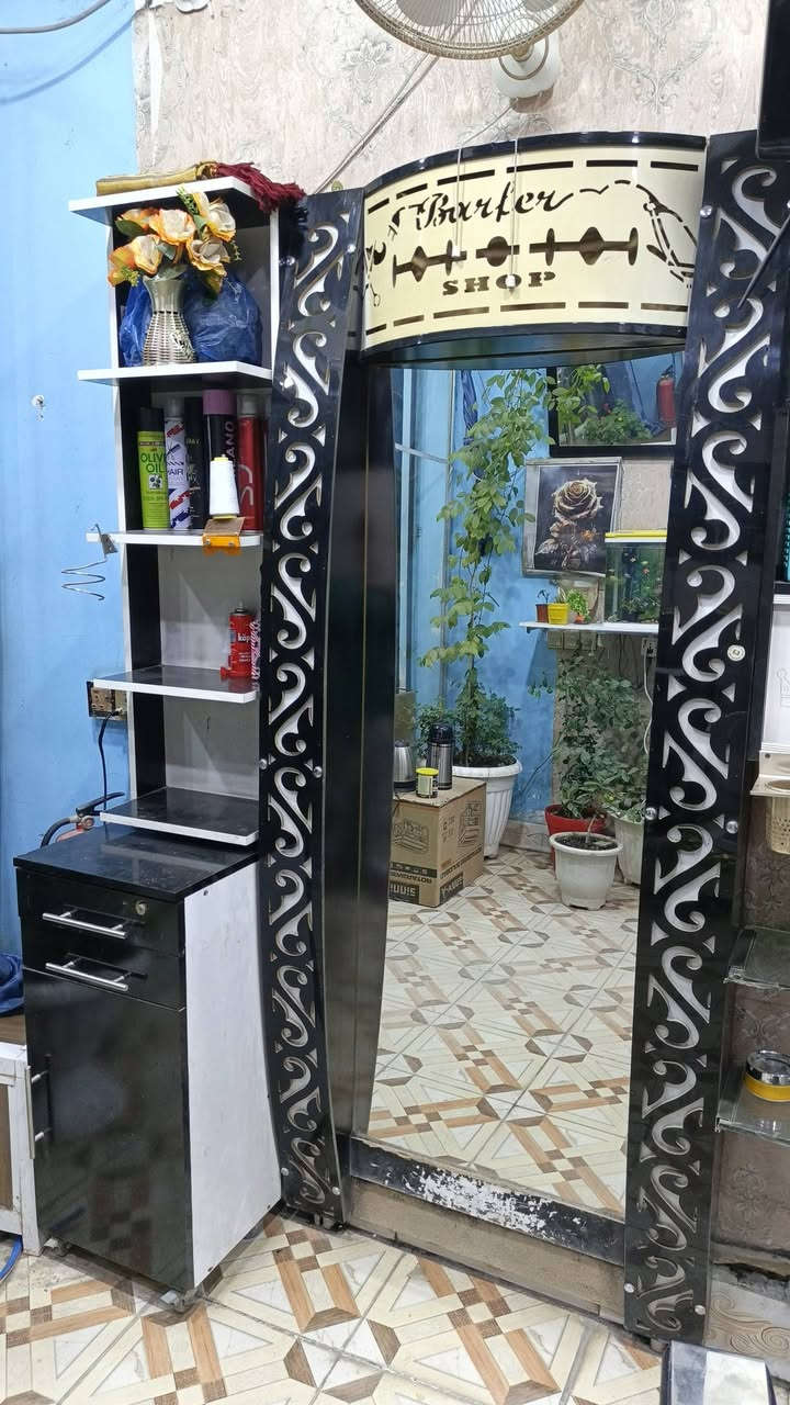 ديكور حلاقه مستخدم يحتوي على
امرايتين وثلاثه رفوف وميزين بسعر مناسب للاستفسار على الرقم *********** وتساب أو اتصال
