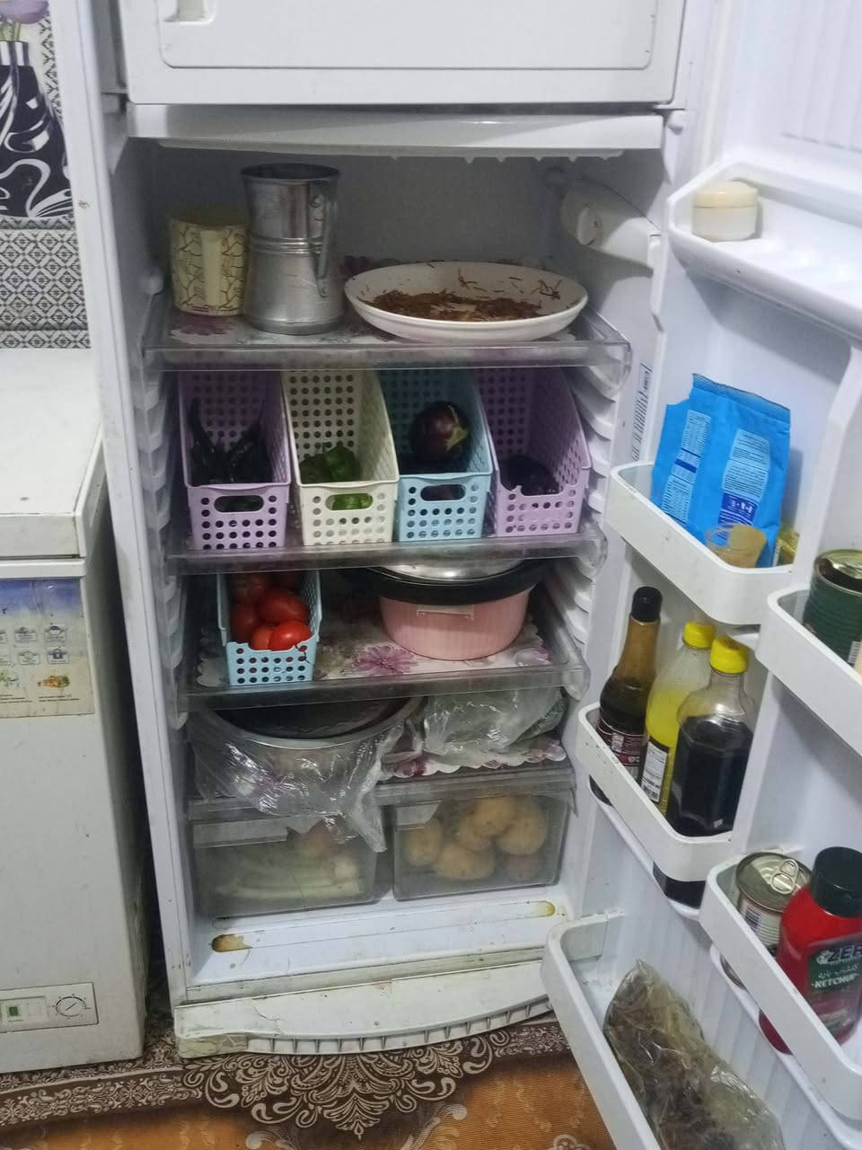 السلام عليكم ثلاجه لبيع خير من الله بس مجرد اريد ام الفريز وحد والباب وحد السعر 200 مكاني بابل ناحيه النيل ***********
