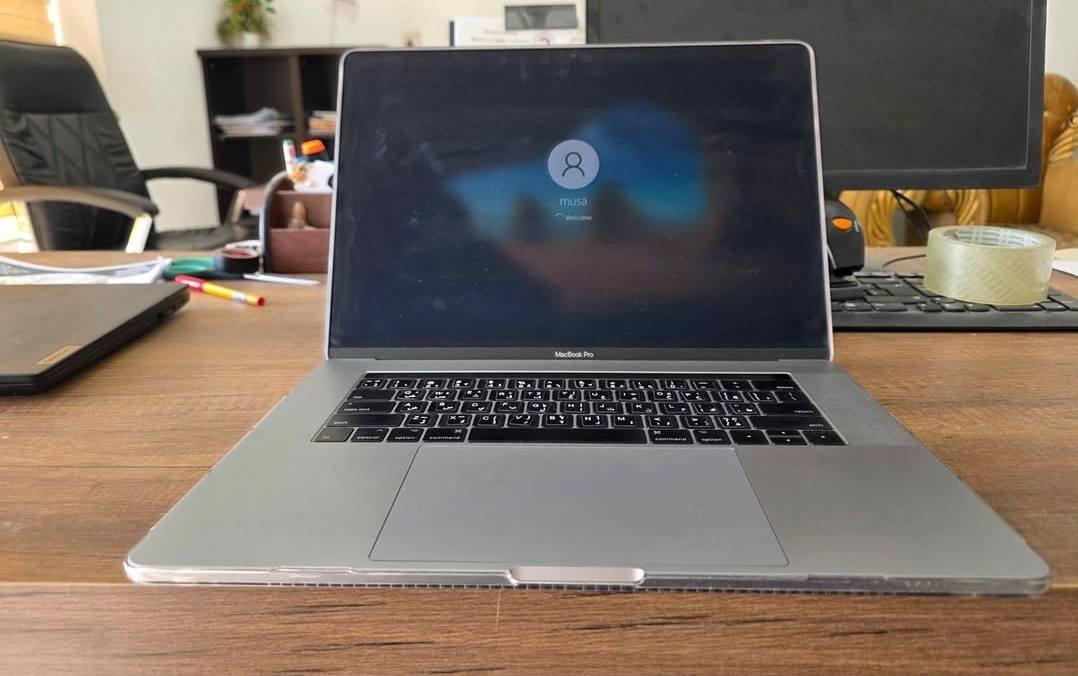 للبيع: MacBook Pro 15-inch (2017) - نسخة المواصفات العالية
​السلام عليكم.. متوفر لابتوب ماك بوك برو 15 بوصة (موديل 2017) بنظافة ممتازة جداً (حالة الوكالة)، جهاز قوي جداً مخصص لأعمال التصميم، المونتاج، والبرمجة.
​المواصفات التقنية الفائقة:
​الشاشة: 15.4 بوصة Retina مذهلة بوضوح عالي جداً.
​المعالج: Intel Core i7 (جيل سابع) رباعي النواة - أداء سريع للمهام الثقيلة.
​الذاكرة (RAM): 16GB - مثالية لتشغيل عدة برامج ضخمة معاً.
​التخزين: 512GB SSD فائق السرعة.
​كارت الشاشة: مزدوج (Intel HD 630 + كارت منفصل Radeon Pro)، ممتاز للرندر والجرافيكس.
​المميزات: مزود بـ Touch Bar و Touch ID (بصمة إصبع)، وكيبورد إنارة.
​البطارية: صحة ممتازة بنسبة 88% (Cycle Count ).
​النظام: يعمل بنظامين معاً (macOS + Windows 10 Pro) بكل استقرار.
​ملاحظات إضافية:
​الجهاز نظيف جداً وخالي من أي عيوب تقنية أو ضربات.
​يأتي مع الشاحن الأصلي الخاص به.
​البيع لعدم الحاجة (الجهاز مركون لتوفر بديل).
​السعر المطلوب: 625,000 دينار عراقي (قابل للتفاوض البسيط للشاري الجاد).
المكان: كركوك.


**إذا كنت صاحب هذا الإعلان وتريد حذفه لأي سبب، رجاءا أرسل رسالة إلى الدعم الفني**