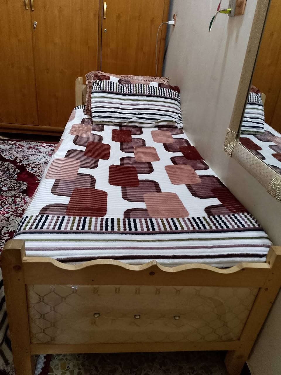 جرباية خشب نفر واحد السعر 100 ألف وبيها مجال الرقم *********** الدورة شارع 60 قرب مطعم سندريلا
