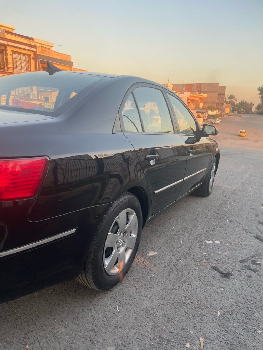 � للبيع – هيونداي سوناتا 2010

سيارة نظيفة وتستاهل المعاينة 👌

	•	📅 الموديل: 2010
	•	🇺🇸 الوارد: أمريكي
	•	⚙️ المحرك: 2400 سي سي
	•	🔄 القير: أوتوماتيك
	•	⛽ كابون بنزين
	•	🔧 الحالة الميكانيكية: ممتازة
	•	🧰 الصيانة: تبديل قطع أصلية شركة
	•	🛠️ الضرر: صندوق بارد فقط
	•	🔩 السيارة كاملة وما ناقصها برغي
	•	🚗 جاهزة للاستخدام اليومي بدون صرف


📍 مكان السيارة: الموصل
