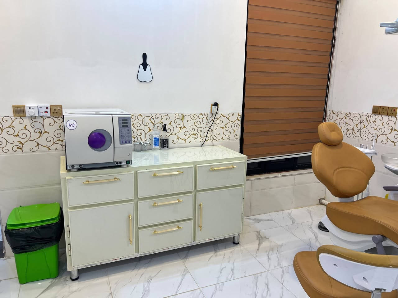 السلام عليكم عيادة اسنان متكاملة للبيع داخل مجمع طبي مع المكان او بدون (بغداد / الكرخ/ ابو غريب )  
١)چير اسنان نظيف جداً
٢)كومبريسر عدد ٢  
٣)اوتوكليف كلاس B نظيف  
٤)ادوات الحشوات و القلع و حشوات الجذور  
٥) جهاز اكس ري مع افلام 
٦) ثلاجة مع تخم 
للاستفسار الاتصال ع الرقم او واتساب ***********
سعر 5ونص
