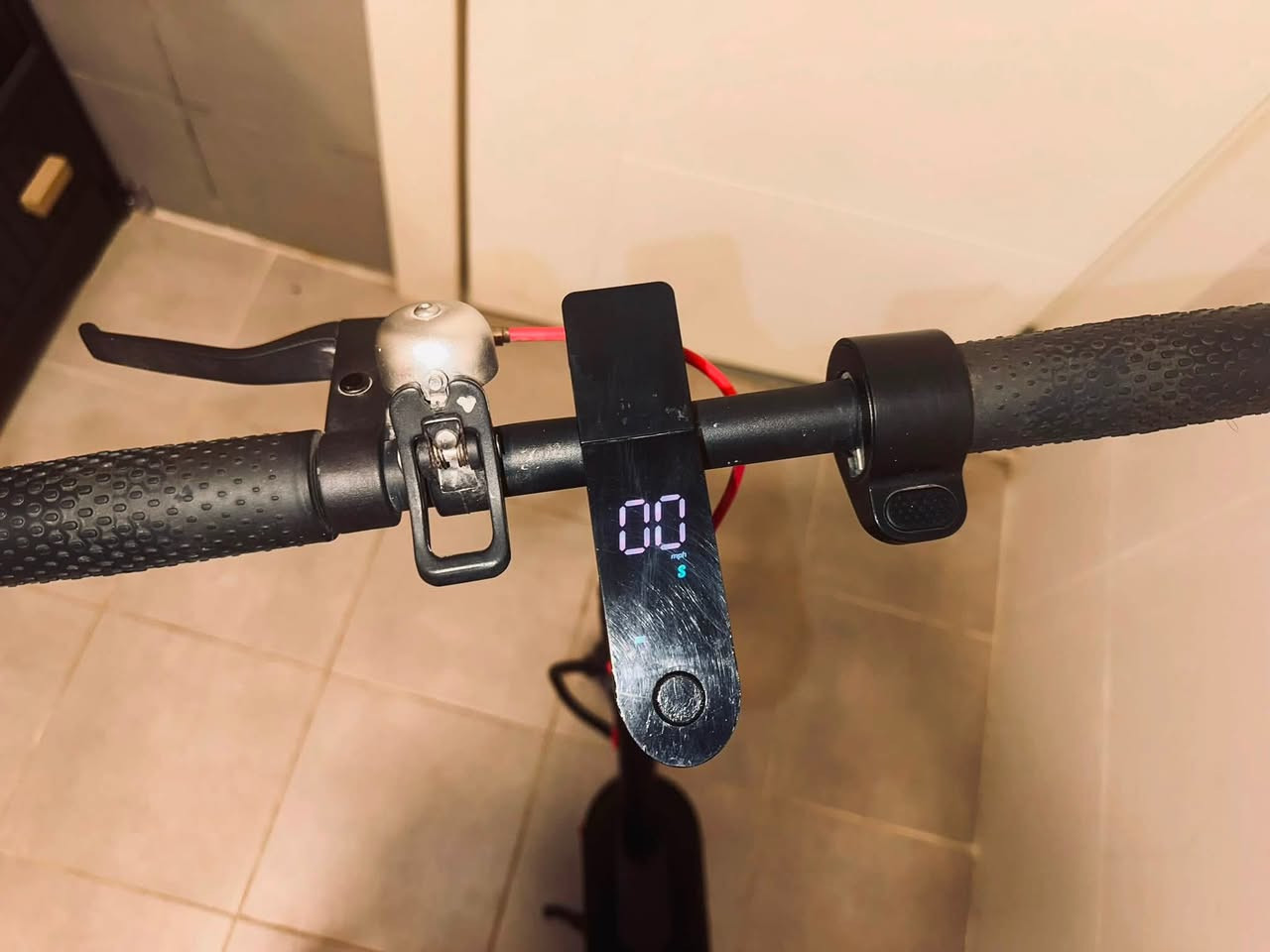 📣 للبيع: سكوتر شاومي الكهربائي الذكي (Xiaomi Mi Electric Scooter) بحالة ممتازة جداً! 📣
تبحث عن وسيلة تنقل عملية، سريعة، واقتصادية؟ هذا السكوتر هو الخيار المثالي لك للتنقل اليومي والترفيه!

⚙️ المواصفات والمميزات:
 الشاشة: شاشة رقمية LED تعرض السرعة مع وجود خدوش بسيطه ، مستوى البطارية، ووضع القيادة الحالي.
 الأمان: نظام مكابح مزدوج متطور (مكابح قرصية خلفية لضمان التوقف السريع والآمن).
 المرونة: تصميم ذكي قابل للطي بثوانٍ وسهل الحمل والتخزين في أي مكان.
 الراحة: إطارات ممتازة تمتص صدمات الطريق لقيادة ناعمة ومريحة.
 الإضاءة: كشاف LED أمامي قوي للقيادة الليلية مع ضوء فرامل خلفي تحذيري.
📝 ملاحظة حول الحالة:
 الوضع: مستخدم بشكل شخصي وخفيف جداً، السكوتر نظيف تماماً ويعمل بكفاءة عالية 100% (البطارية والمحرك والمكابح بحالة ممتازة) وملاحضه انه لا يحتوي على شاحنه 🔌 
💰 السعر:
 السعر المطلوب: 180 وبي مجال
📍 للتواصل والاستفسار  ***********
(العنوان مجمع بدور بغداد السكني)
