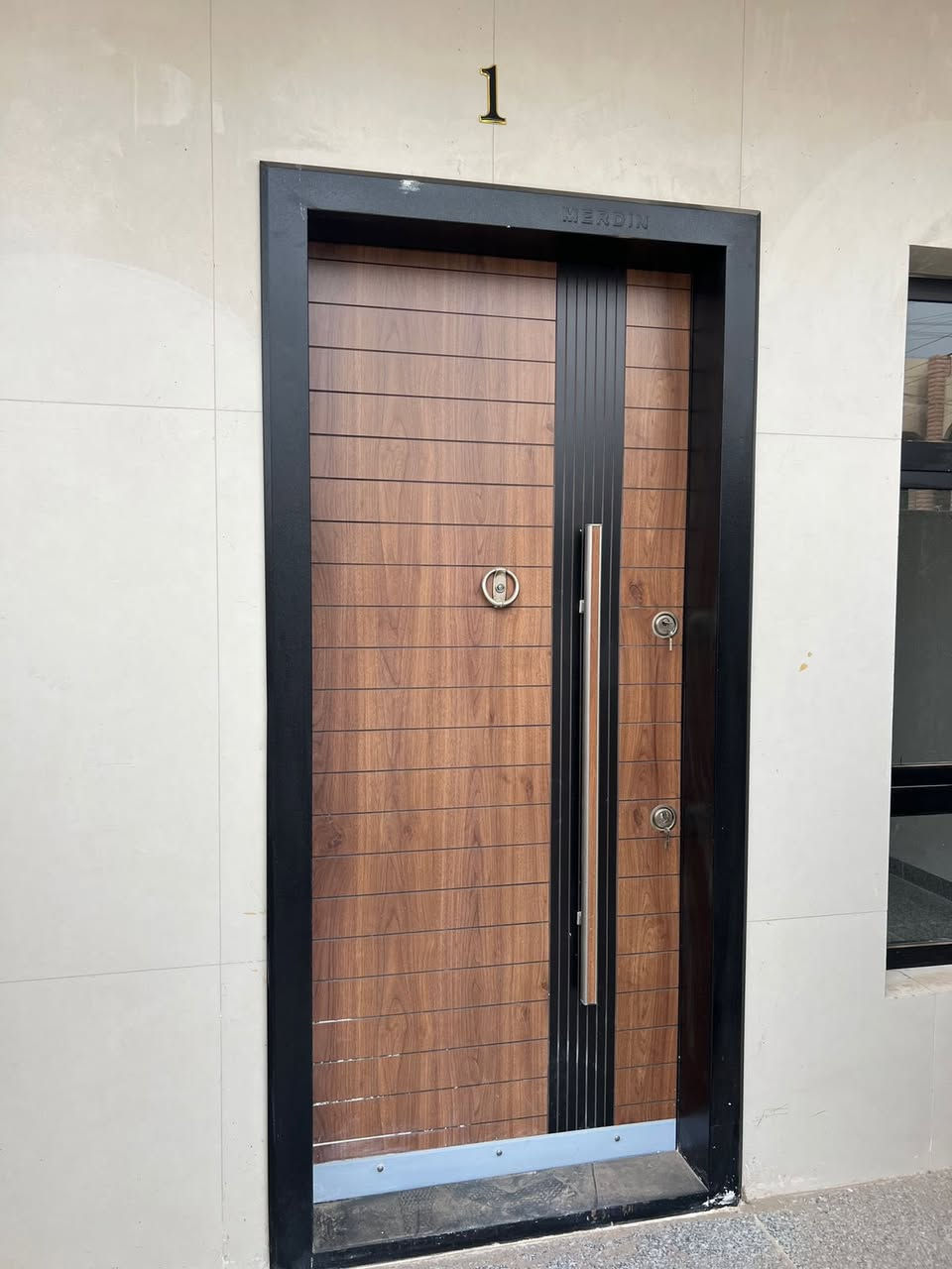 السلام عليكم 
يتوفر لدينا وحدات سكنيه للأيجار 
المساحه 100 م بناء حديث زيرو 2026 
 لكل طابق 2 نوم 2 مطبخ حار وبارد وخدمات
الموقع حي الجهاد  الخارجيه مربع بسام مقابيل التشجير المطله على مجمع النسيم ويتطلب عائله صغيره وشرط موضفين 
لمعرفة السعر يرجى الاتصال على الرقم التالي 

مكتب النسيم للعقار 

***********
