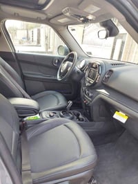 مني كوبر كاونتري مان ٢٠٢٠ لون سمنتي حادث بنيد ماشيه ٢٣الف ميل محرك ١٥٠...