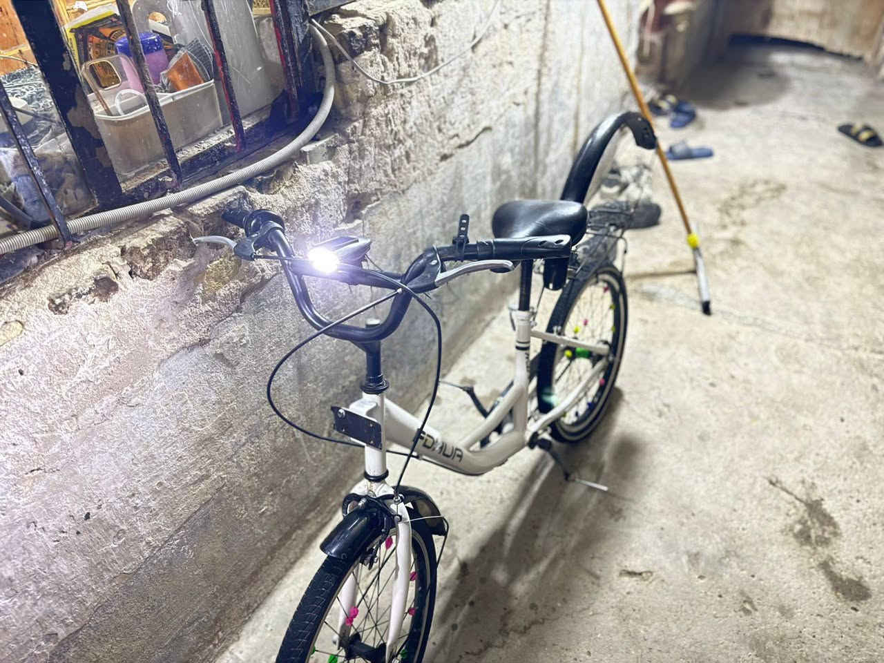 سلام عليكم بايسكل حجم 20 نضيف سعر 60 مكان الزعفرانيه الرقم ***********
