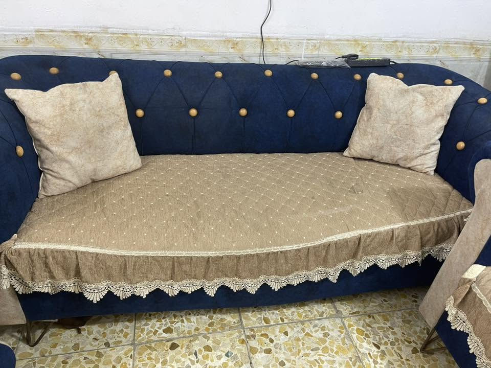 السلام عليكم تخم 10 مقاعد بي ضرر فقط رجل مكسوره وتتصلح ويحتاج غسل يرجع جديدمابي شي السعر 250 قفل بدون عمله الشراي يتصل ***********
