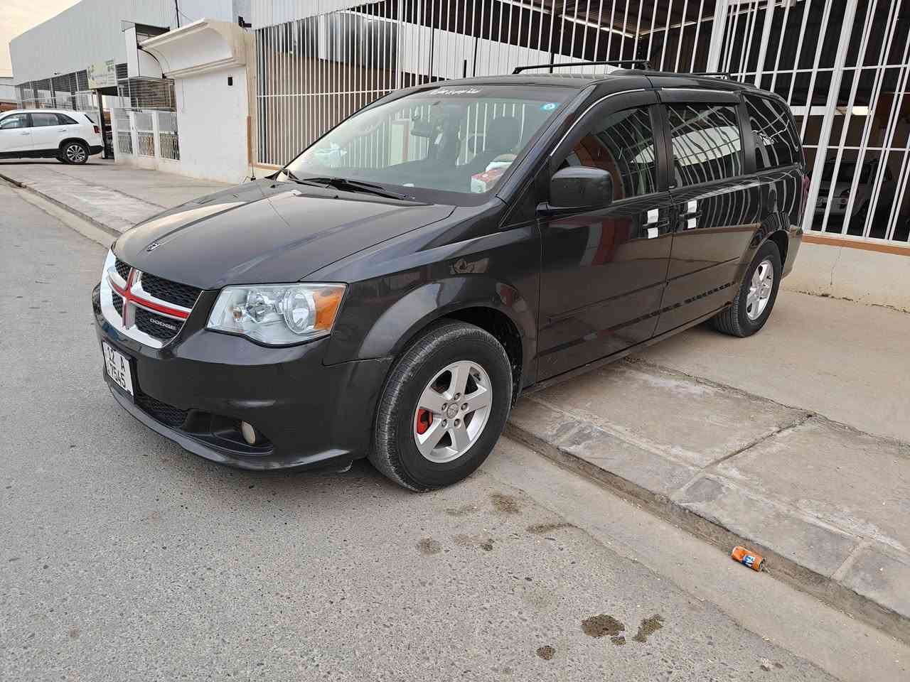 سلام عليكم للبيع 2011كلين سيارة جديدة من كل شي بيبان كهربائي صندوق كهربائي تبريد ثلاث قطعات محرك ما مفتوح شرط و كير شرط رقم نينوى جديدة ماشي 163الف سيارة مال منتسب بس يروح  بيها لدوام حاليا مكان بغداد سعر 145/
***********بي واتساب
