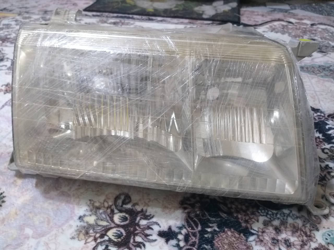 متاح... شباك دمعة رأس الثور + تخم ارضيات لون حبري مطعم رصاصي + زوج لايت كرستال رأس الثور... متواجد على الفيس بوك وبخدمة الطيبين... موبايل *********** العنوان... نجف/ الكوفة
