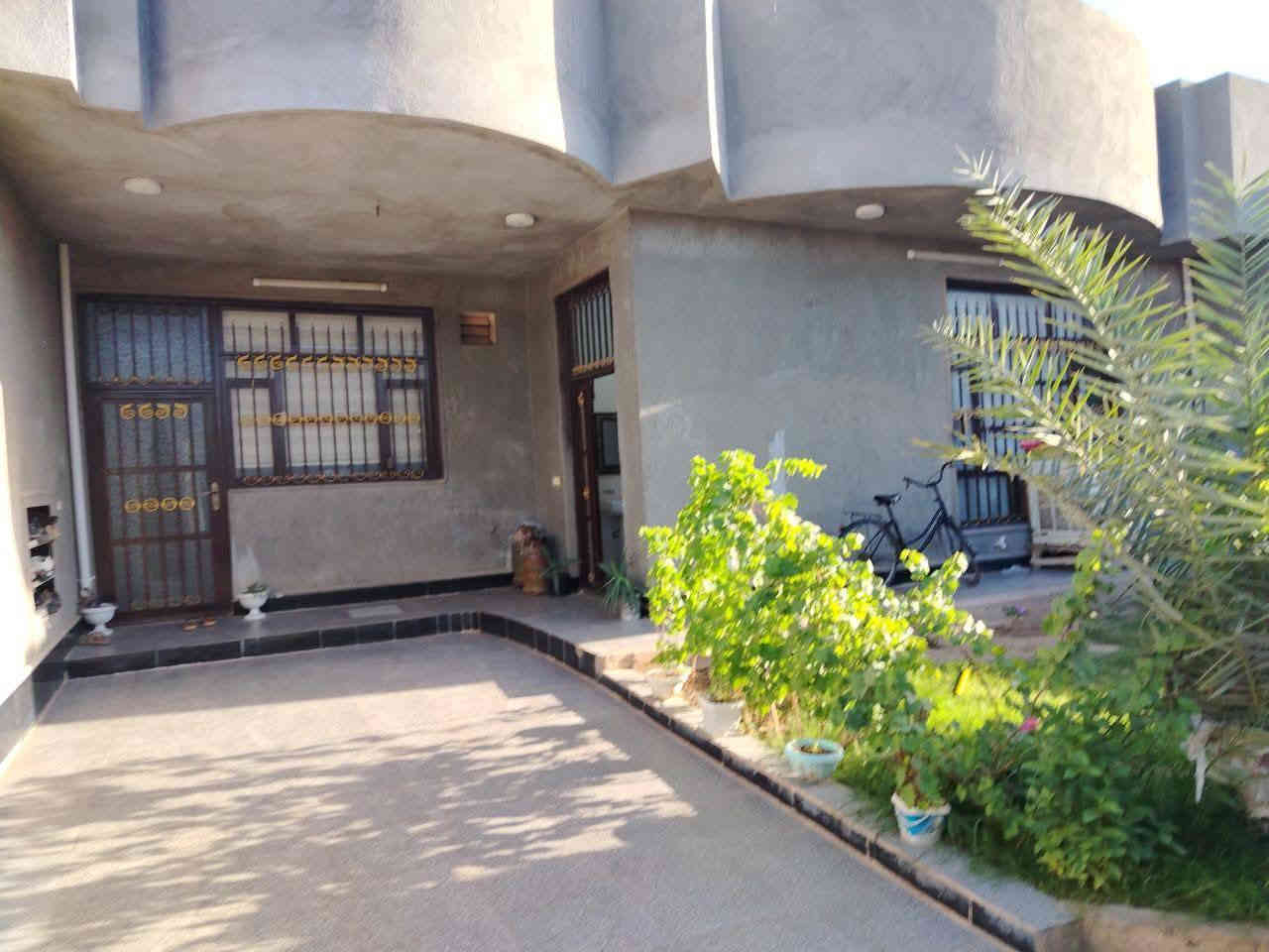 بيت للبيع المساحه ٣٠٠ واجهه ١٢ والنزال ٢٥ العنوان حي الزبيدات شارع محطة القطار الثانيه يتكون البيت من طابقين 
استقبال ضيوف ومطبخ وصاله وثلاث غرف نوم وثلاث مجاميع صحيه البيت طابو صرف  للاستفسار 
***********
