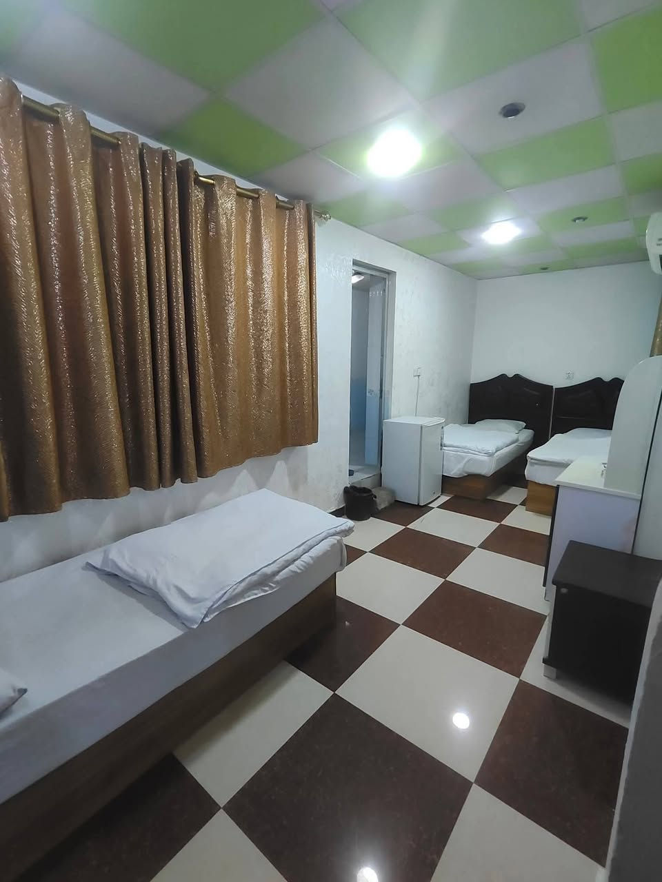 السلام عليكم ورحمة الله... 
يتوفر حجز الانفرادي والحملات في فندق الصادقين 
النفر 5 آلاف دينار 
كذلك يتوفر سكن للطلاب ايجار شهري واسعار مناسبة في فندق الصادقين 
مع كافة وسائل الراحة من الانترنت والتدفئة والتبريد وخط كهرباء ٢٤ ساعة
العنوان كربلاء - المركزية شارع العباس قرب قطع المحكمة
للحجز و الاستفسار الاتصال اوعلى الواتساب ***********
