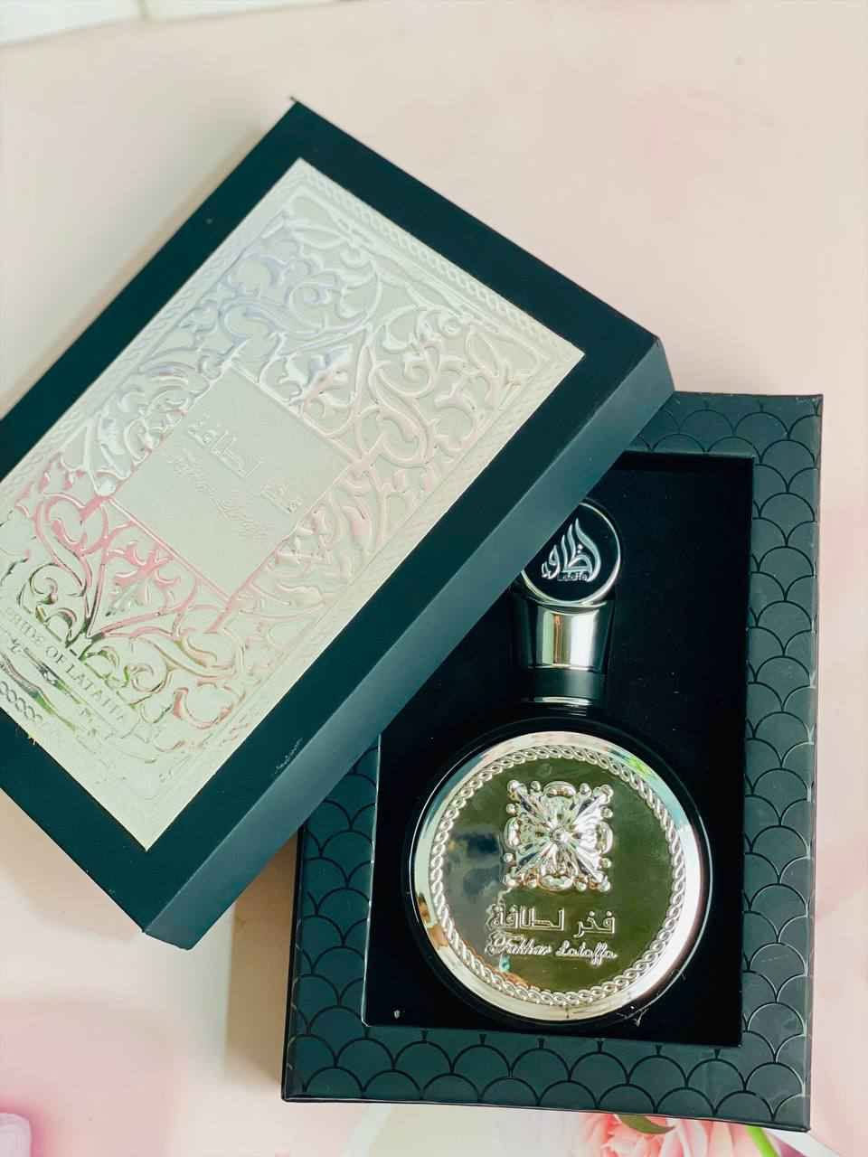 عطور فخر الطافة من شركة لطافة الإماراتية  🇦🇪

🤍 الأبيض (نسائي - نظافة وأنوثة)
 الافتتاحية: ورد، ياسمين، وزهر البرتقال (إحساس بالنظافة).
 القلب: فواكه (فراولة ورمان) مع مسك الروم.
 القاعدة: فانيلا، مسك أبيض، وخشب الصندل (ثبات وعمق فخم).

🖤 الأسود (رجالي - حيوية ورزانة)
 الافتتاحية: تفاح أخضر، زنجبيل، وبرغموت (طاقة وانتعاش).
 القلب: ميرمية، لافندر، توت بري، وإبرة الراعي (لمسة رجولية).
 القاعدة: خشب الأرز، تونكا، عنبر، ولبان (ثبات عالي ورزانة).

💛 الأصفر (جذاب - طاقة وفخامة مخملية)
 الافتتاحية: جريب فروت، فلفل وردي، وفواكه استوائية (طاقة فورية).
 القلب: مسك الروم، سوسن، وياسمين (نعومة مخملية).
 القاعدة: عنبر، فانيلا، خشب الصندل، ومسك أبيض 🤍 بغداد, العراق


**إذا كنت صاحب هذا الإعلان وتريد حذفه لأي سبب، رجاءا أرسل رسالة إلى الدعم الفني**