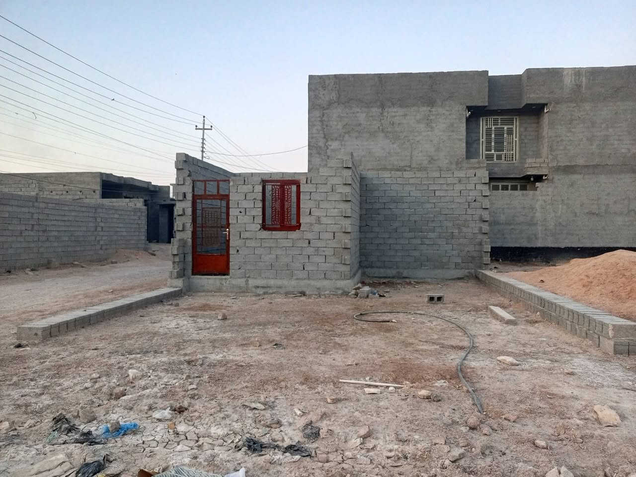 السلام عليكم هيكل للبيع ركن علة 4شوارع شارع عل حولي شارع المدرسة يبعد الاربعين خمس دقايق عن الحولي.. المساحة 150 سند 25 السعر 24 وبي مجال...... 
رقم الهاتف***********.. واتساب
