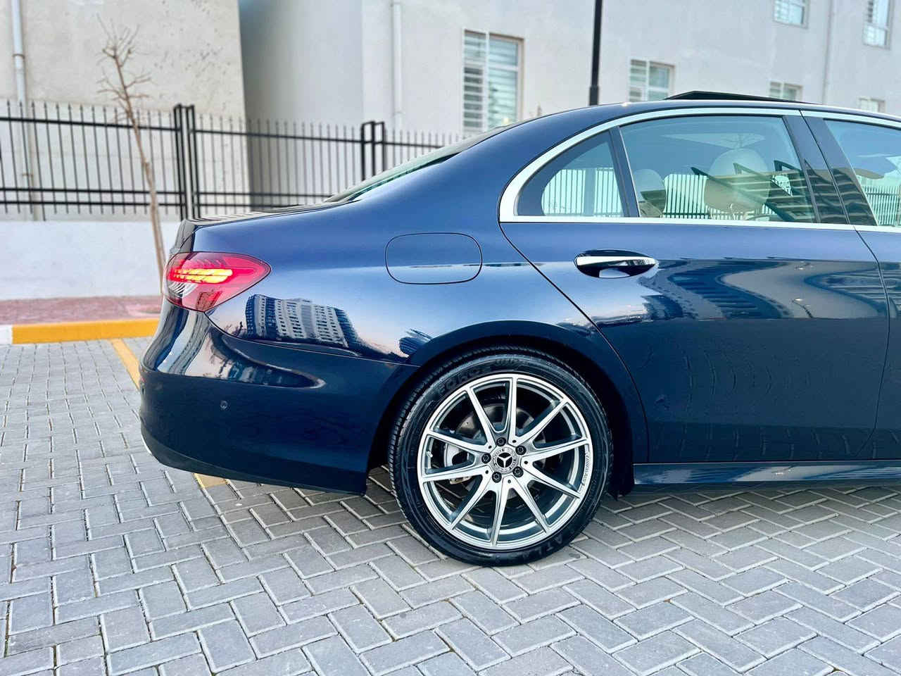 بنز أي كلاس 350 كت AMG
موديل 2023
المواصفات والتفاصيل:
مكان السيارة: بغداد
رقم: دهوك (تحويل)
العداد: 40 ألف (تو ويل)
وارد أمريكي
الحادث: جاملغ السايق تبديل وصبغ فقط
بدون دواخل
ايرباك ستيرن طاك فقط وراجع وكالة
بيها PDR ومسوّي لها بوليش وتشميع
بدون شخوط
المواصفات:
سقف بانوراما كامل
شاشة متصلة (ستايل اس كلاس)
رادار أمامي لمنع الاصطدام
رادارات جانبية وخلفية
نظام منع الانزلاق
نظام الحفاظ على المسار مع تحديد سرعة
أوتو بارك + أوتو هولد
حساسات محيطية 360 درجة
كاميرات 360 درجة
نظام ملاحة GPS
Apple CarPlay + USB
مصابيح أمامية ملتي بيم LED
بصمة تشغيل + بصمة أبواب + بصمة صندوق
مقاعد ميموري مع تدفئة
إنارة داخلية 64 لون
شاحن لاسلكي
تحكم ماوس كونترول
داخلية لون أبيض مميز
سماعات احترافية
رنكات AMG قياس 19 مع تايرات لوك
ملاحظات:
السيارة شرط كير ومكينة وحدادية وكهربائيات
استخدام شخصي وعلى يد واحدة
السيارة داخلة عن طريق منفذ إبراهيم الخليل (استيراد شخصي)
مع كاعيات الشركة والكتلوكات وعدة الإسعافات الأولية

رقم صاحب سيارة ***********
