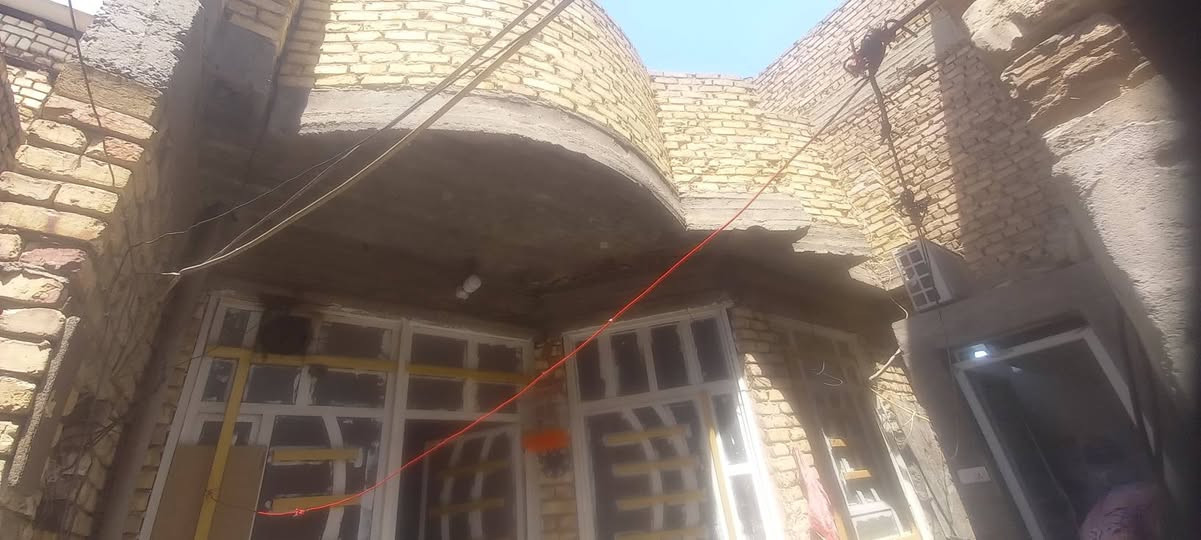 دار للبيع في الشعب الديوان ساحه ١٠٠ متر خلفي طابو ملك صرف نضيف بناء ٢٠١٥ 
يحتوي على الطابق الاول استقبال (3×5)ومطبخ(2×4)وصاله(3ونص×5) وغرفه نوم (3ونص×6)وحمام(2×1) وحمام خارجي (1×1وربع)

الطابق الثاني غرفه نوم(٦×3ونص)وصاله(3×3ونص)وحمام(1×2)وسطح اول 

وبيتونه (3ونص×2)وسطح ثاني 

للاستفسار الاتصال (***********)
