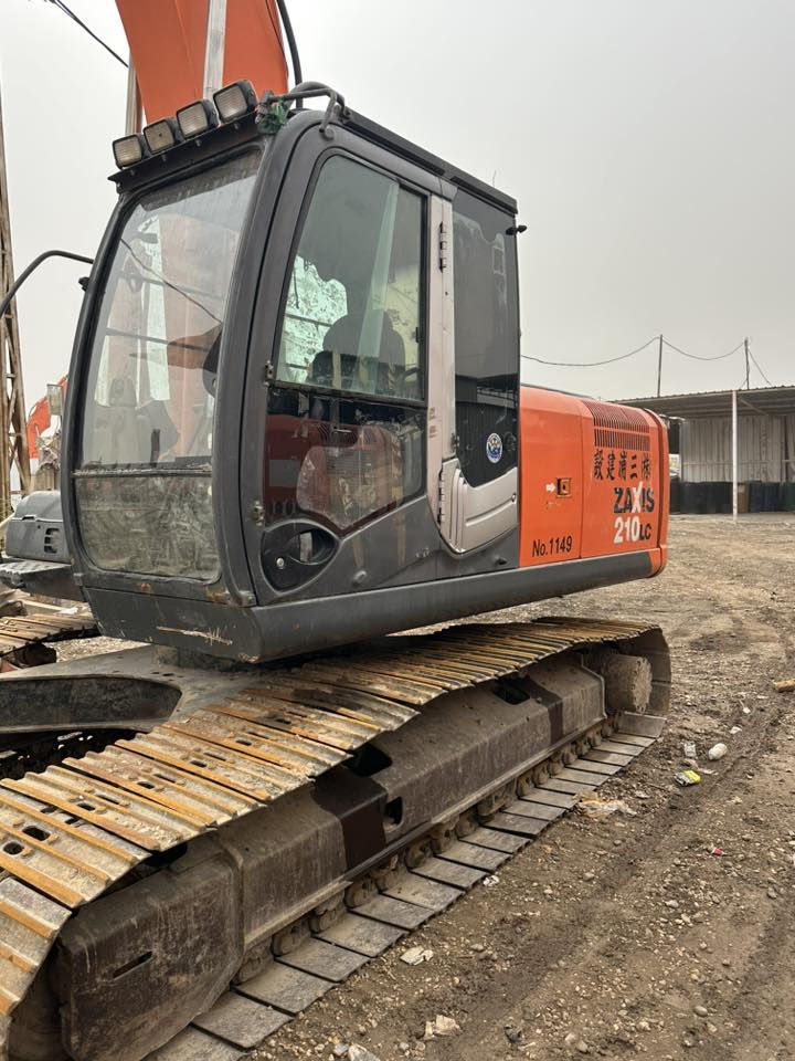 السلام عليكم 
للبيع حفاره زت ثري ٢٠٠٧ يابانيه ٢١٠ LC جاهزه للشغل محرك ومضخه تجفيت جديد 
رقم بغداد
للاستفسار ***********
العنوان الشوملي
