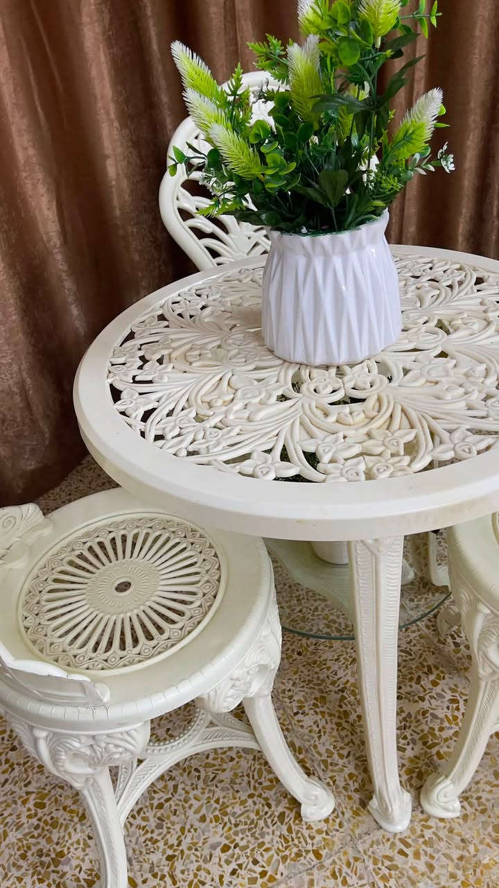 سلام عليكم ميز فصال ملكي نضيف جدا مستخدم شي بسيط طبعا للعلم الميز والكراسي حل وشد سعرهم 60 بي مجال شي بسيط   للتواصل على الرقم ***********
