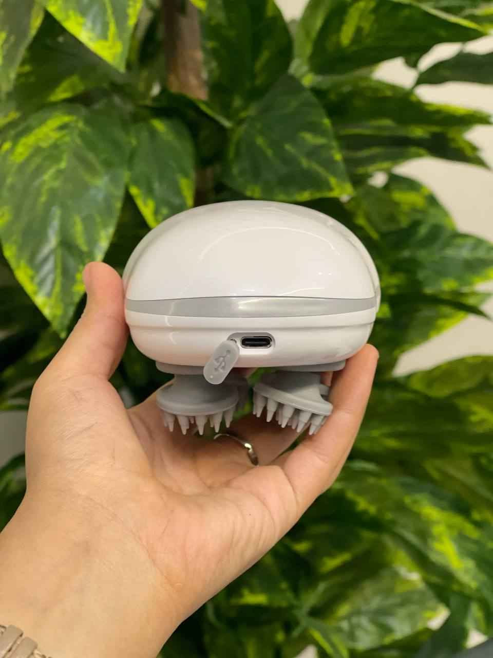 السعر يشمل التوصيل 🫀🌷
جهاز مساج فروة الرأس الذكي – Smart Scalp Massager

استمتع بتجربة استرخاء متكاملة مع جهاز مساج فروة الرأس الذكي المصمم لتدليك فروة الرأس وتحفيزها بلطف. يتميز بأربع رؤوس سيليكون ناعمة تحاكي حركة التدليك اليدوي، مما يساعد على تخفيف التوتر وتنشيط الدورة الدموية ومنحك شعوراً بالراحة والاسترخاء.

المميزات:

4 رؤوس سيليكون مرنة لتدليك  ومريح.

3 أوضاع تدليك تناسب احتياجاتك.

 .بطارية مدمجة قابلة لإعادة الشحن عبر USB.

.مؤقت ذكي للإيقاف التلقائي بعد 10 دقائق.

.يساعد على تنشيط الدورة الدموية في فروة الرأس.

يخفف التوتر والإجهاد بعد يوم طويل.

مناسب للاستخدام على فروة 
الرأس الجافة أو أثناء غسل الشعر

تصميم لاسلكي وخفيف الوزن لسهولة الاستخدام في أي مكان
محتويات العبوة:

جهاز مساج فروة الرأس الذكي.
كابل شحن USB.
دليل الاستخدام المحاويل, بابل


**إذا كنت صاحب هذا الإعلان وتريد حذفه لأي سبب، رجاءا أرسل رسالة إلى الدعم الفني**