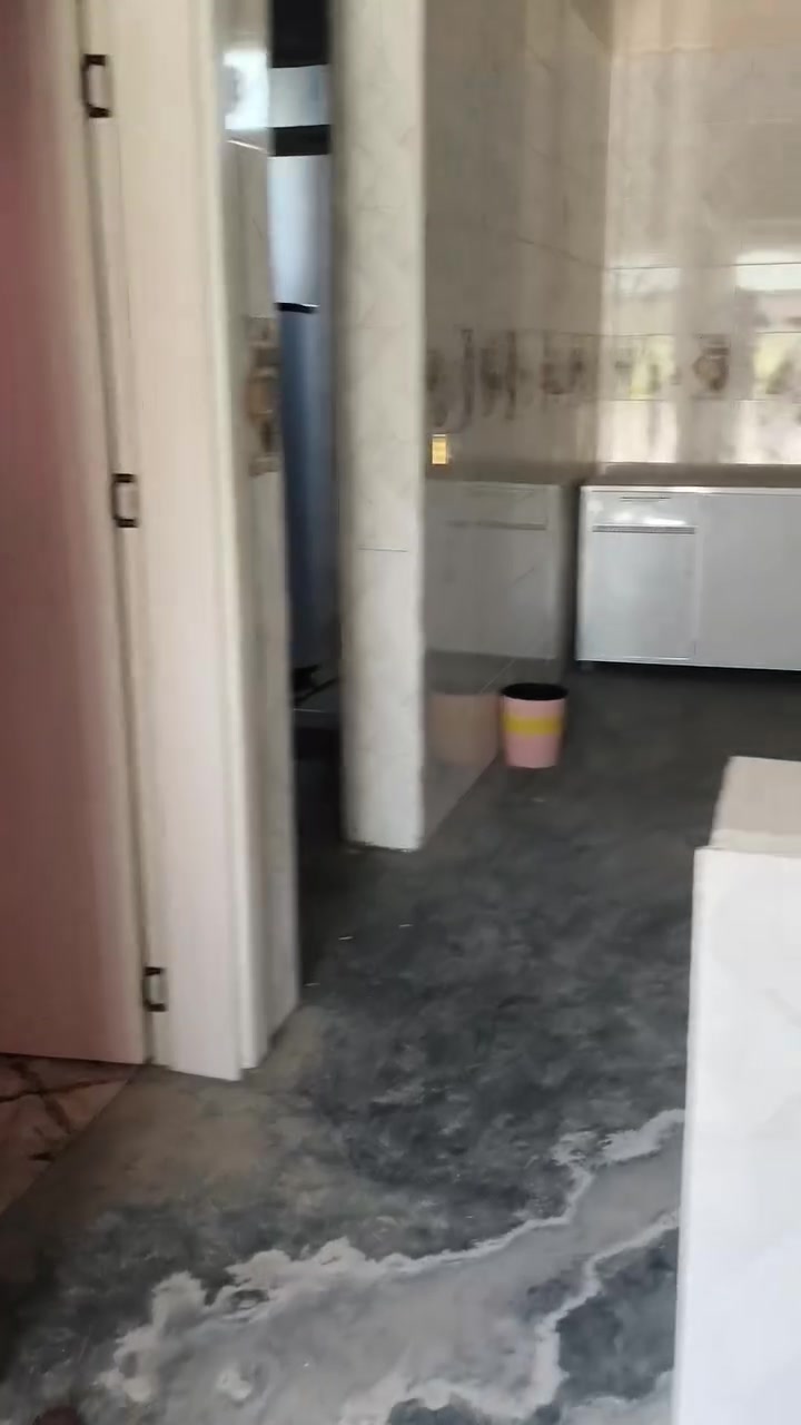 🏡 **فرصة استثمارية مميزة للبيع** 🏡
📍 **الموقع:** إطلالة مباشرة على الشارع العام (موقع حيوي واجهة 50 متر).
📐 **المساحة:** دونم وربع تقريباً (سند عقد).
🌳 **تفاصيل المزرعة:**
 * 💧 بئر ماء خاص + مضخة.
 * 🌿 شبكة بواري متكاملة لتأسيس السقي.
 * 🍇 مزروعة بأشجار مثمرة (توت/توكي ونباتات موسمية).
🏠 **تفاصيل البيت:**
 * 📐 مساحة البناء: 120 متر مربع.
 * ❄️ مجهز بسبالت عدد (2).
 * ☀️ منظومة كاميرات مراقبة تعمل بالطاقة الشمسية.
🎯 **المميزات:** الواجهة الكبيرة تجعل الموقع مثالياً لمشروع تجاري (مطعم، بنزين خانة، أو استراحة).
💰 **السعر:** 70 مليون دينار عراقي.
📞 **للتواصل والاستفسار:** ***********
