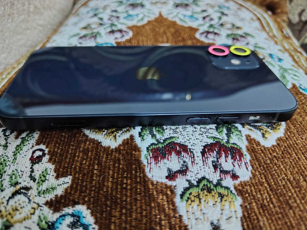 السلام عليكم
١٢ عادي ذاكرته ٦٤ مبدل شاشه وظهر وبطارية كلها اصلي و ما يصرف شحن رايده ب٢٠٠ و بي مجال ***********
