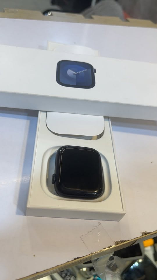 ساعه أبل ⌚️Apple Watch Series 9
لون اسود 

 جيل  9🔥🔥

حجم  45 ⛩️

ذاكرة 6️⃣4️⃣. 💾

 بطاريه  93🔋

نظافه  1️⃣0️⃣0️⃣💯💯

 كارتون سير وشحن اصلي 👉👉

العنوان بغداد الدوره 

رقم الهاتف *********** 

السعر 275
