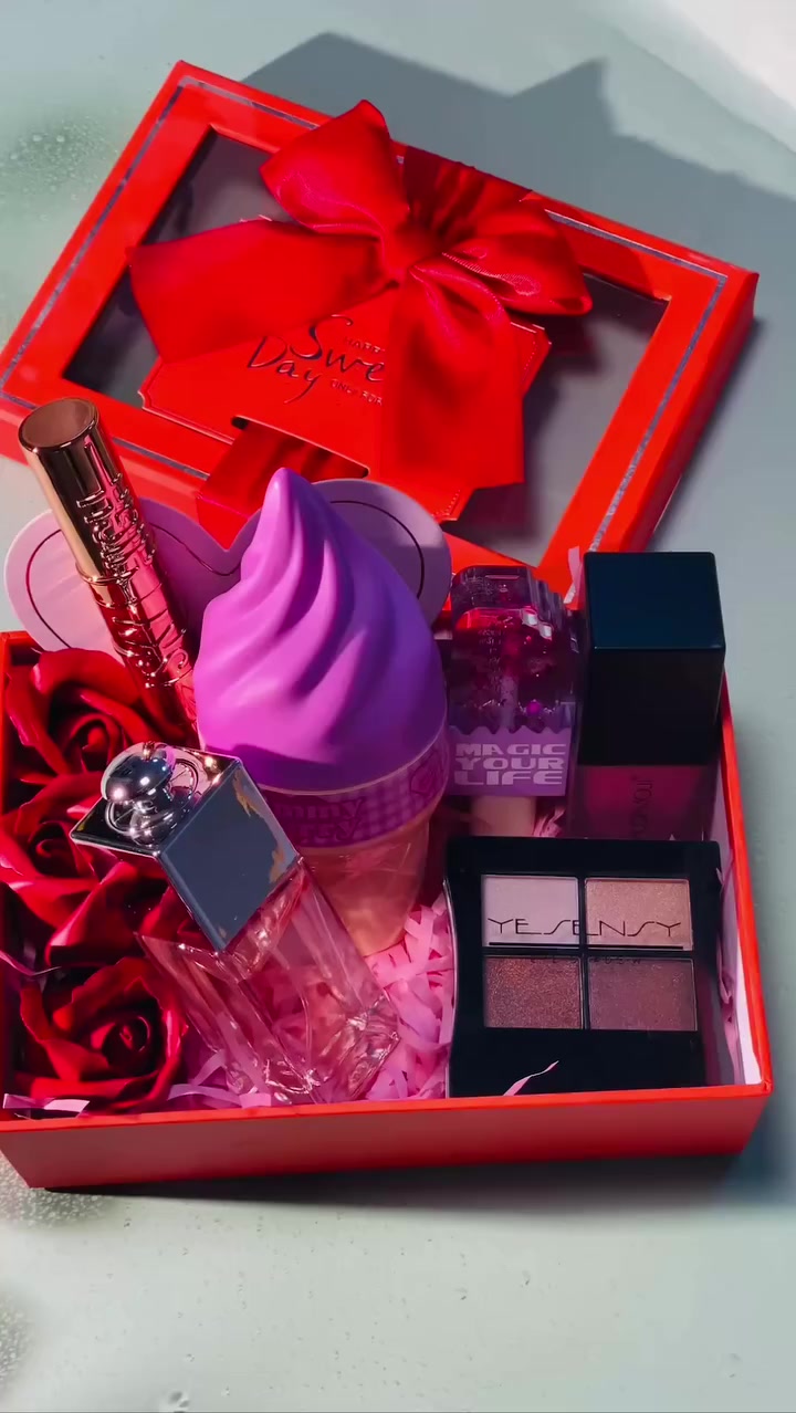 #هاشتاق
عيد الحب غير ويّا هالبوكس 
بوكس فخم يضم عطر ناعم، مكياج أنثوي، ولمسة دلع تخلي القلب يذوب 
ألوانه رومانسية، ريحته تجنن، وكل قطعة بيه مختارة بحب 
إذا تريد هدية تحچي عنك بدون كلام… هذا الاختيار الصح 
مناسب للحبيبة، الزوجة، أو حتى دلع لنفسج مع كارت الكتابة حسب الطلب

يوجد خدمة توصيل لجميع محافضات العراق
 @إشارة


**إذا كنت صاحب هذا الإعلان وتريد حذفه لأي سبب، رجاءا أرسل رسالة إلى الدعم الفني**