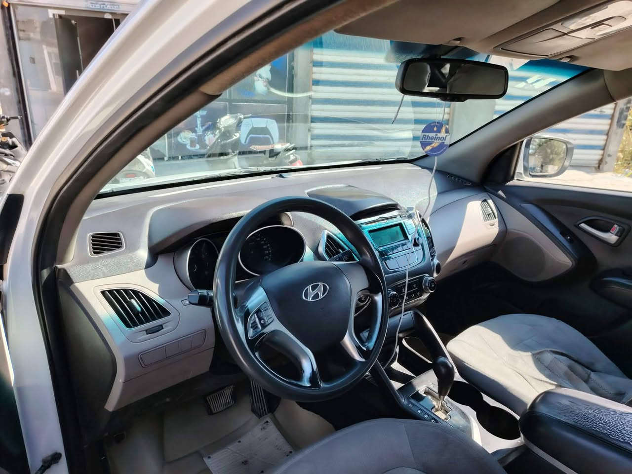 سلام عليكم توسان موديل 12 خليجي رقم سليمانيه انكليزي بسمي هزة وسنويه جدد كفاله ماعدا  بارد قليل باب العبري والورا مكانها بابل السعر 140 وبيها مجال قليل *********** أو خاص موجود
