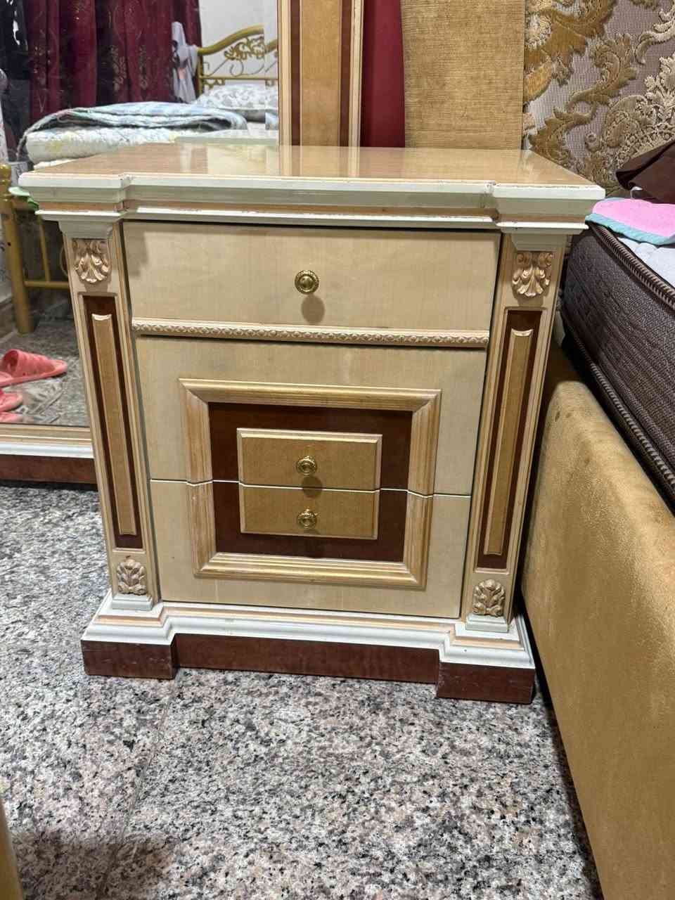 تتكون من 6 قطع
كنتور وميز مراية وكومديات ثنين ومراية كبيرة وسرير


**إذا كنت صاحب هذا الإعلان وتريد حذفه لأي سبب، رجاءا أرسل رسالة إلى الدعم الفني**
