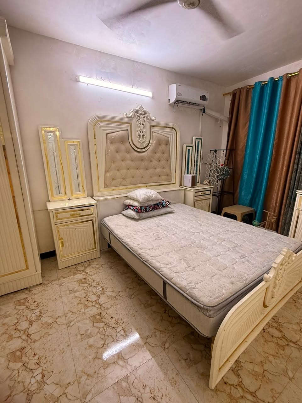 غرفة عراقية ضخمة نضافة ٩٠٪؜
شغل عراقي درجة اولى ماخذها ب٢٤٠٠ 
رايدها ب١٢٥٠
سرير
كنتور ٦ ابواب مع ملاحق كبيرة
كنتور بابين مع ملحق كبير
ميز مرايا كبير 
كومدي 
مرايا
كومدي اثنين بصف السرير
مكاني بغداد حي تونس سبب البيت تحويل غير بيت وغرفة صغار


**إذا كنت صاحب هذا الإعلان وتريد حذفه لأي سبب، رجاءا أرسل رسالة إلى الدعم الفني**