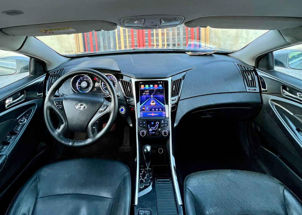 بسم الله الرحمن الرحيم(***********)
Sonata 2011 بڕاوەی دوبەی 
سۆناتا ٢٠١١ بڕاوەی دوبەی تازە داخڵ بووە لۆک لۆکە
فول فولە بەس سلایت نیە بەسمەیە کوشن جڵدە
هەر چوار کوشنەکانی هیتەرە گێر عادی و تۆماتیکە
شاشە لێگززە کامیرایە حاسیە دوگمەی تراکشنی هەیە
سوکان و دەشبول ئەزیرایە سوکان ڤۆلیۆمە ئیکۆیە
گێچ زینۆنە ئاوێنە هیتەر و شەفت و ئیشارەتە
لایت عەدەسەیە بەگلایت لیزەرە ویلی بیلادە 
تایەی تازەیە مەکینە دوشی مەرغوبەکەیە GDI نییە
گێر و مەکینە و کارەبایی دەحم و لێدران بەشەرت
پشت و پێش کەپسە جامەکانی هەلگیراون 
سعری ٥٢ کەمیک مەجال شوێن رانیە
*********** ڤایبەر و واتسئاپی لەسەرە رانية, السليمانية
