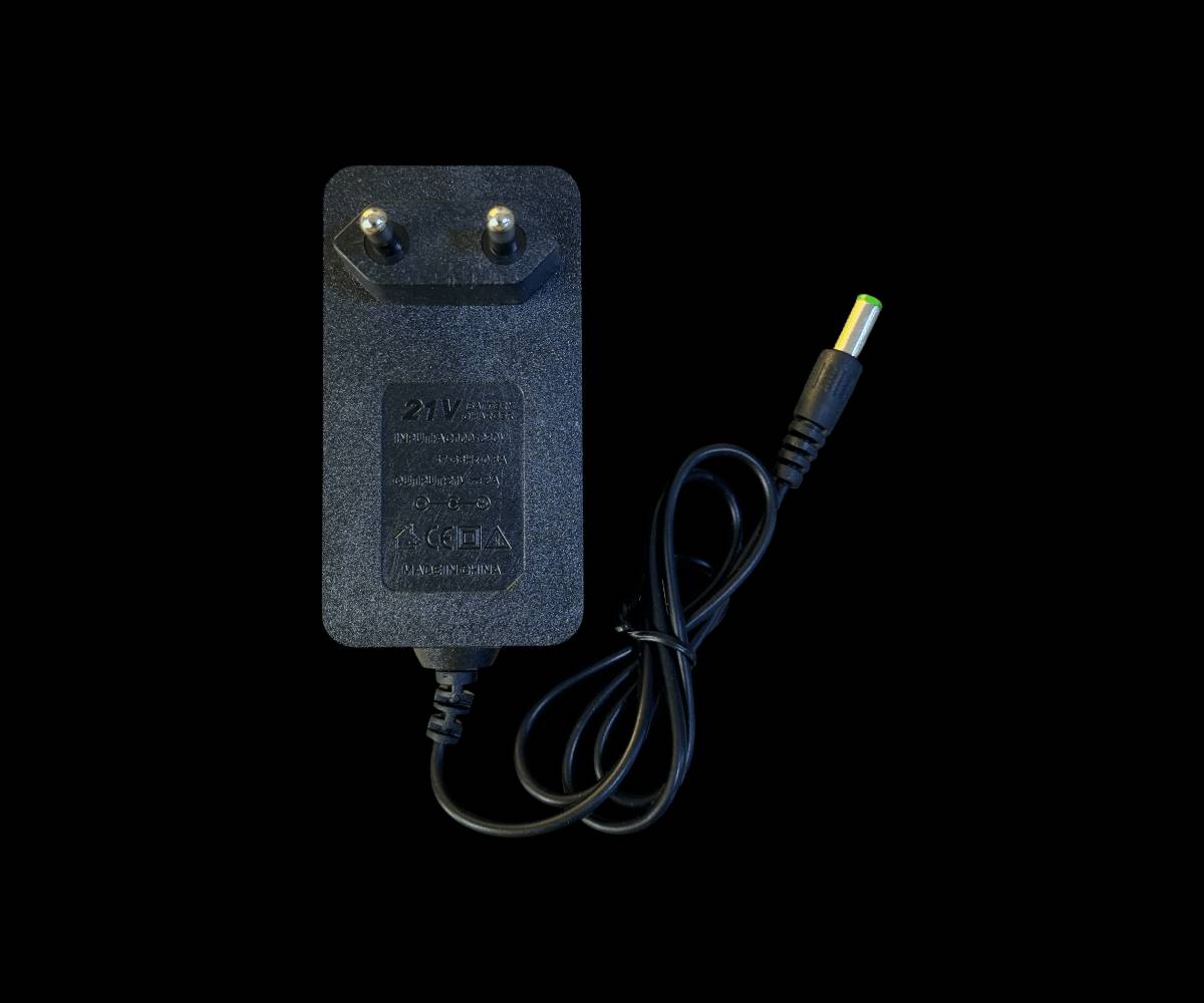 الاستخدامات

إضاءة مواقع العمل والورش والصيانة

مثالي للسيارات، الميكانيك، والكهرباء

مناسب للتخييم، الرحلات، والطوارئ

يُستخدم داخل المنزل أو خارجه في الأماكن ضعيفة الإضاءة

عملي للاستخدام أثناء انقطاع الكهرباء

المميزات

كشاف LED عالي القوة بإضاءة واسعة وقوية

بطارية Li-ion 18V قابلة للإزالة والتبديل

يعمل ببطارية مستقلة أو أثناء الشحن

يدعم الشحن عبر Type-C

تصميم عملي مع مقبض علوي للحمل

قاعدة متحركة قابلة للتعديل بزوايا متعددة

زرّان للتحكم (تشغيل  تغيير وضع الإضاءة)

جسم متين مناسب للاستخدام الشاق

استهلاك طاقة منخفض مع إضاءة عالية

محتويات الصندوق

كشاف عمل LED

بطارية Li-ion قابلة للإزالة (18V)

شاحن كهرباء

علبة حماية للبطارية

كرتونة المنتج الأصلية

الملاحظات

بلد الصنع: الصين

يُنصح بشحن البطارية بالكامل قبل أول استخدام

ارتفاع الكشاف 23 سم

عرض الكشاف 17 سم

لم يتم ذكر مدة التشغيل (كم ساعة)

لم يتم ذكر مدة الشحن

طول سلك الشحن 55 سم

التوصيل مجاني للجميع محافظات 