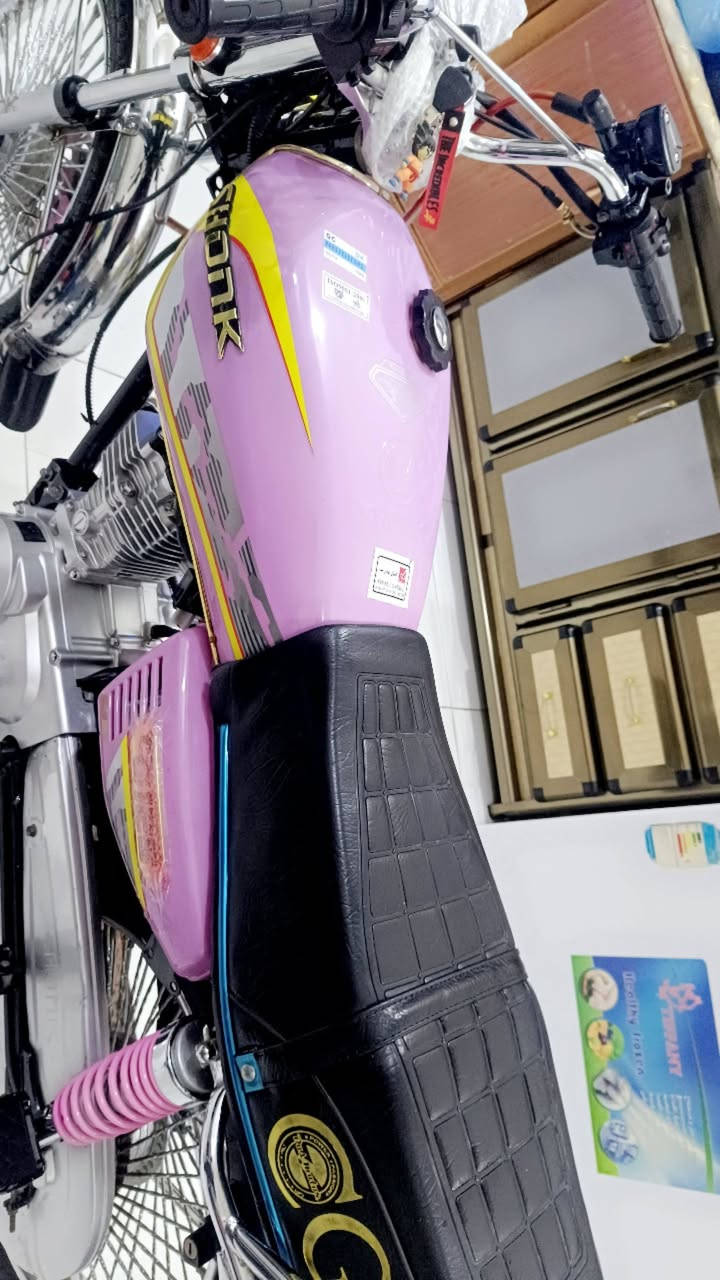 السلام عليكم تايكر موديل 2025 دراجه جديده بعدها بل جيس زلغ مابيه ام الختم شركت سونك باب اول الاصليه لون مميزه ورديه دراجه جديده وصل الوكيل وياها الشراري يتصل مكاني حله شاوي يم فلكت غرفت التجاره السعر مال بيع سعر البيع 675 وهذا رقمي للتصال ***********
