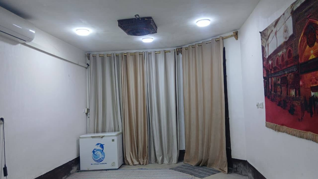 السلام عليكم عندي بيت للبيع مساحه ١٥٠م بناء ستقبال ومطبخ وصاله ومطبخ حار وحمام داخل الصاله وغرف ٢ هيكل منطقة حي جابر قرب محل عامر *********** الشراي يتصل على هذه رقم سعره ٥٠ وبي مجال قليل كامل خدمات كهرباء ومي وتبليط للمعلومة البيت ما ملبوخ فقط الاستقبال ملبوخ ومبيض
