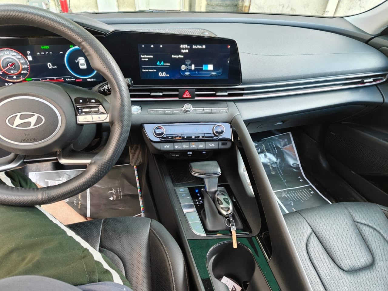 ‏النترة 2025 هايبرد
🚘 للبيع إلنترا 2025 هايبر فول فول 🚘

✨ مواصفات السيارة:

• محرك 1.6 هايبر اقتصادي جداً بالبزين
• صرفية ممتازة تقريباً 50 MPG
• شاشة كبيرة 10.25 إنج
• Bose ساوند سيستم أصلي 🔊
• Apple CarPlay + Android Auto
• تبريد وتسخين مقاعد ❄️🔥
• فتحة سقف كهربائية
• تشغيل بصمة + دخول ذكي
• شحن لاسلكي للموبايل
• كامرة خلفية
• رادار أمامي ونظام مانع اصطدام
• تحذير خروج عن المسار + تثبيت مسار
• Blind Spot تحذير النقطة العمياء
• كروز كنترول ذكي
• إنارة LED كاملة
• مرايا كهربائية طي وتحكم
• جنوط رياضية قياس 17
• داخلية جلد مرتبة وفخمة
• عدادات ديجيتال
• Airbags كاملة
• السيارة فول مواصفات ما تحتاج أي شي

📍 السيارة نظيفة جداً واستعمال مرتب
📩 للتواصل خاص

هاي المواصفات مبنية على فئة الهايبر الفول (Limited/Full Option) من 2025
‏السعر 180 ورقة قفل
‏للتواصل غير متواجد على ال Facebook 
‏حصن على WhatsApp
‏***********
