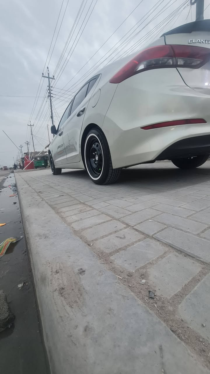 سلام عليكم لنتره لبيع موديل 18وراد خليج سياره جديه بعنه لكلمه رقم ربيل تحويل ثاني يوم سياره جاهزه منكلشي تخم تاير خط بيض حداد مال شركه شرط مكينه 1600سياره فول عده تنته بيه قطعتين صبق ولباقي كفاله سياره ماشيه 140 سياره علوضع شركه برقي مافتوح بيه مكينه كير حداده شرط تراي زيرو سياره مال جناي مجنبزه فول تبريد ثلج  مكاني بصره سعر 110وبيه مجال ***********
