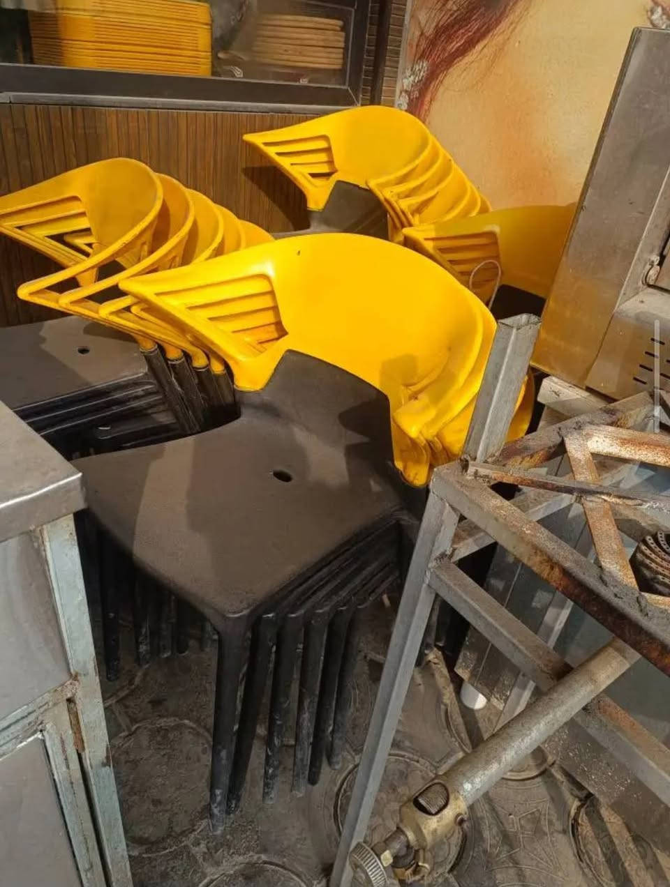 السلام عليكم 
كراسي نظاف جداً نوع الثقيل كلهن لون واحد اصفر واسود مال مطعم اشتغل شهرين وعزل مكانهن بغداد الغزالية 
*********** بغداد, العراق
