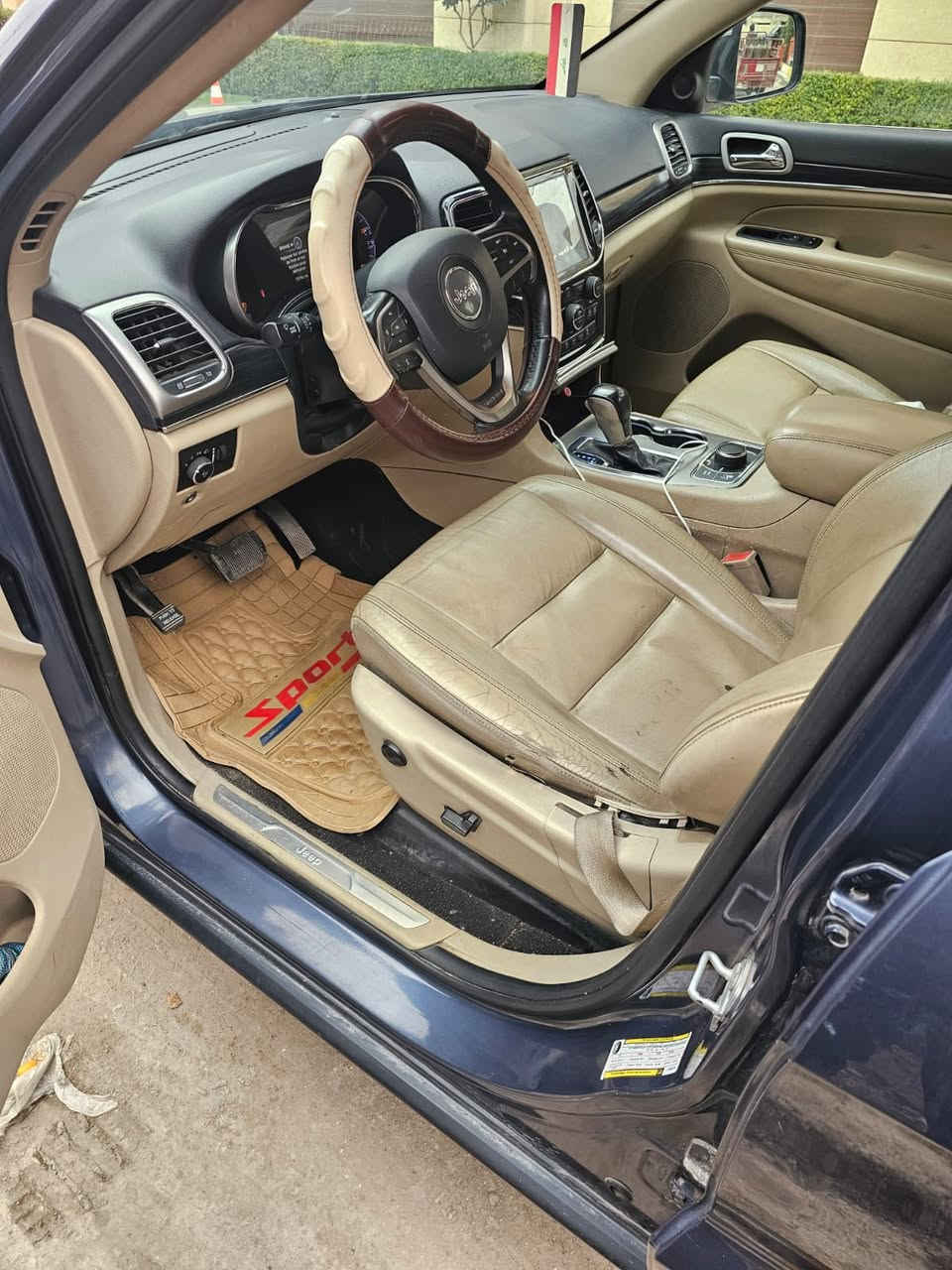 للبيع جيب شيروكي امريكي 2020 فول مواصفات الضربة دعامية امام.    الضرر (كاز كيت كايم)+(حدادية )

السعر:***********
