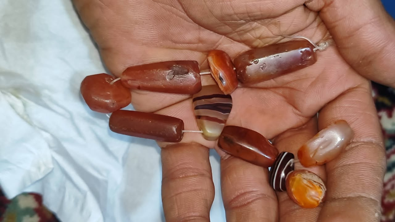 عقيق وجزع يماني شرط كلهن قديمات  السعر 300 شلع 10 قطع ***********
